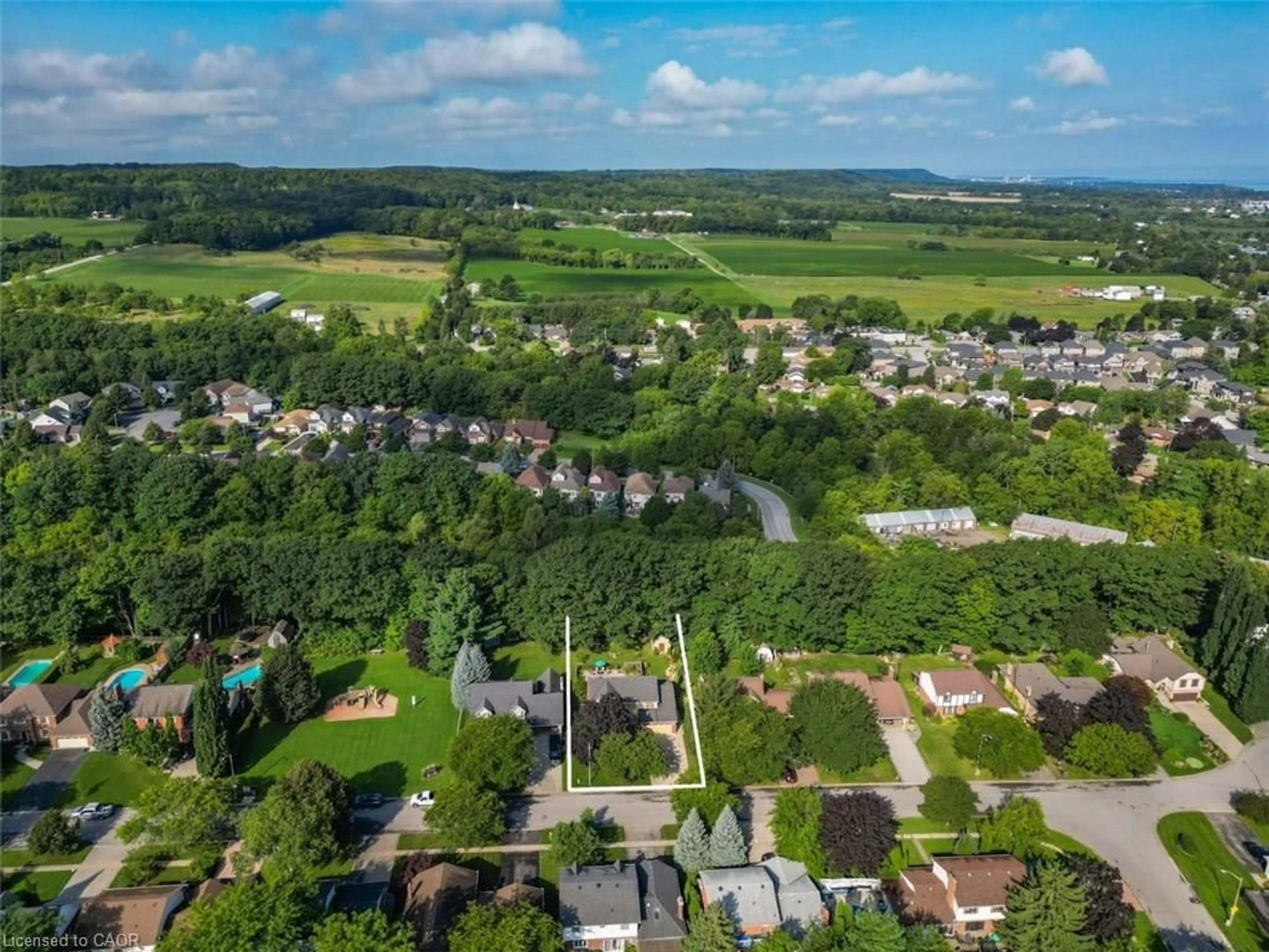 A pic from outside/outdoor area/front of a property/back of a property/a pic from drone, street for 4272 Village Park Dr, Beamsville Ontario L3J 0H3