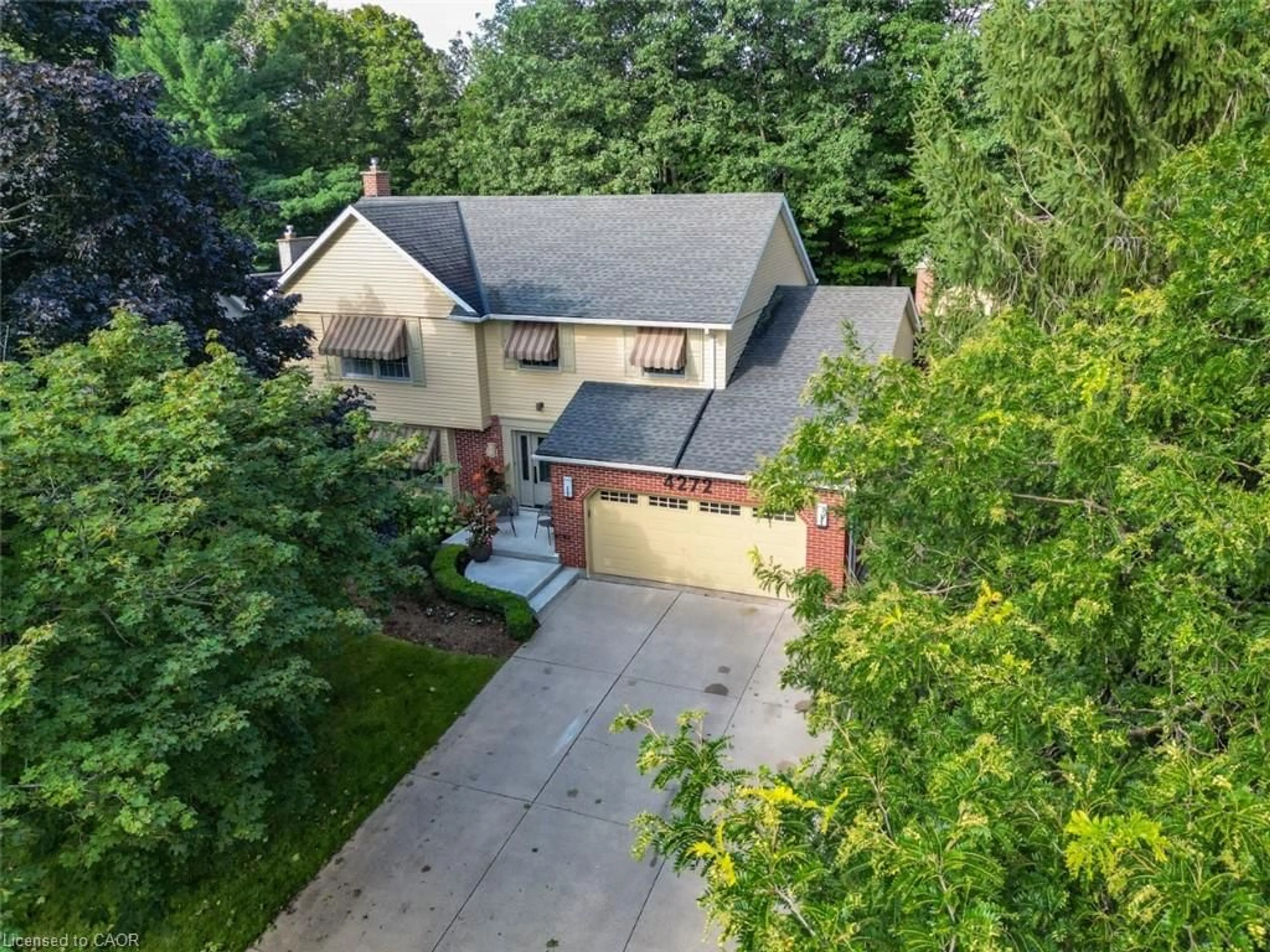 A pic from outside/outdoor area/front of a property/back of a property/a pic from drone, street for 4272 Village Park Dr, Beamsville Ontario L3J 0H3