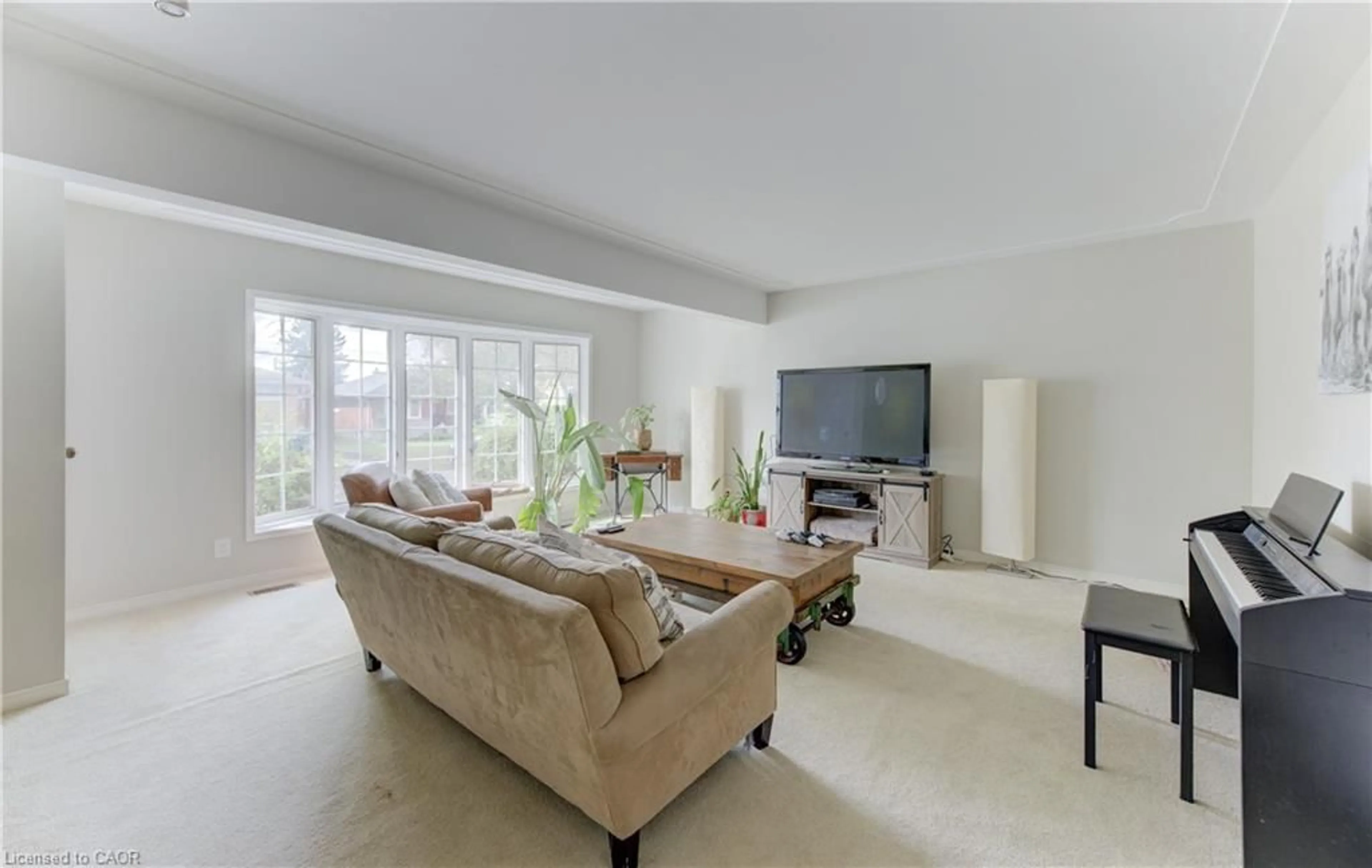 Living room with furniture, unknown for 133 Cornell Ave, Kitchener Ontario N2G 3E5
