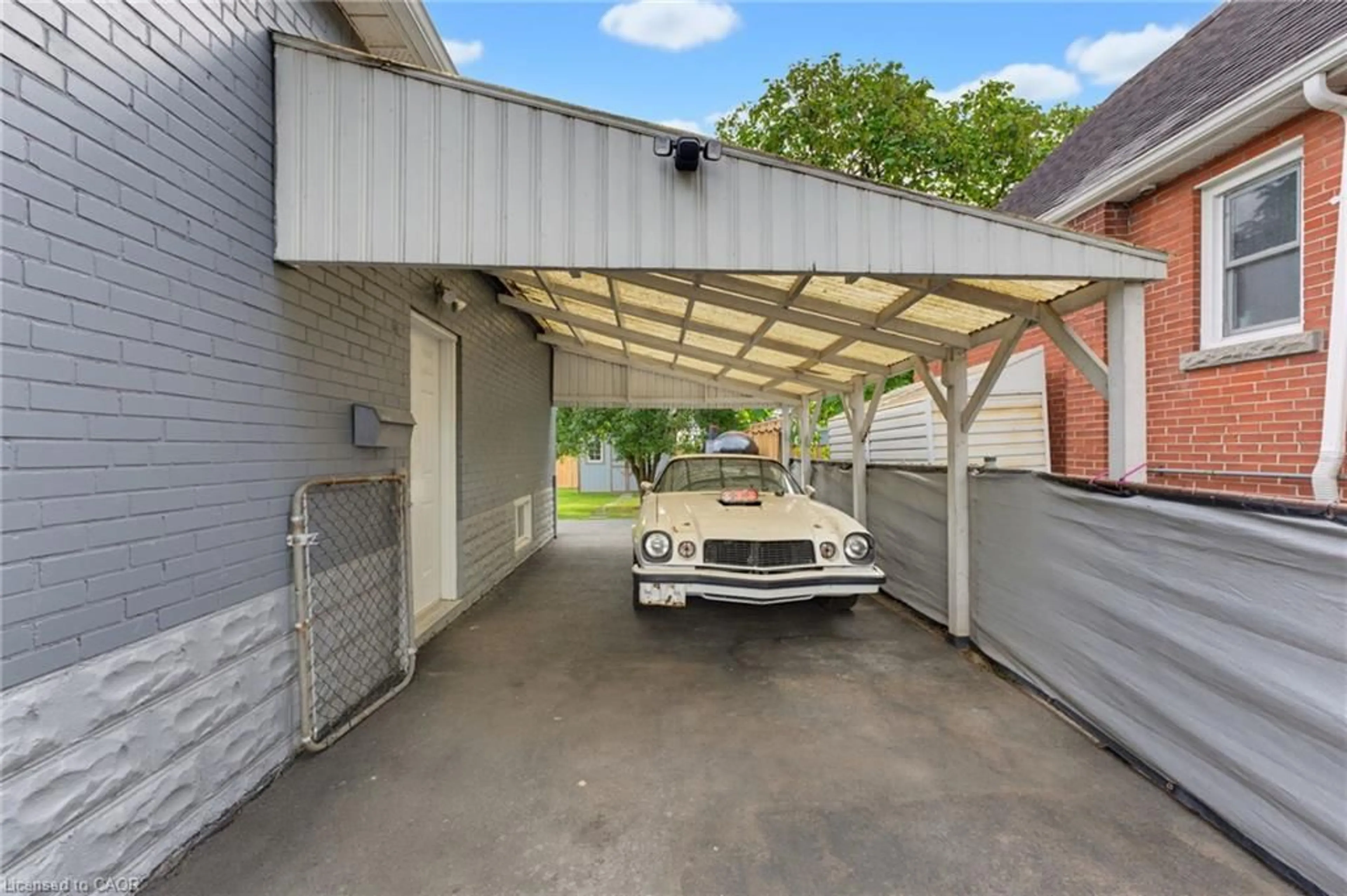 Indoor garage for 551 Upper Sherman Ave, Hamilton Ontario L8V 3L9