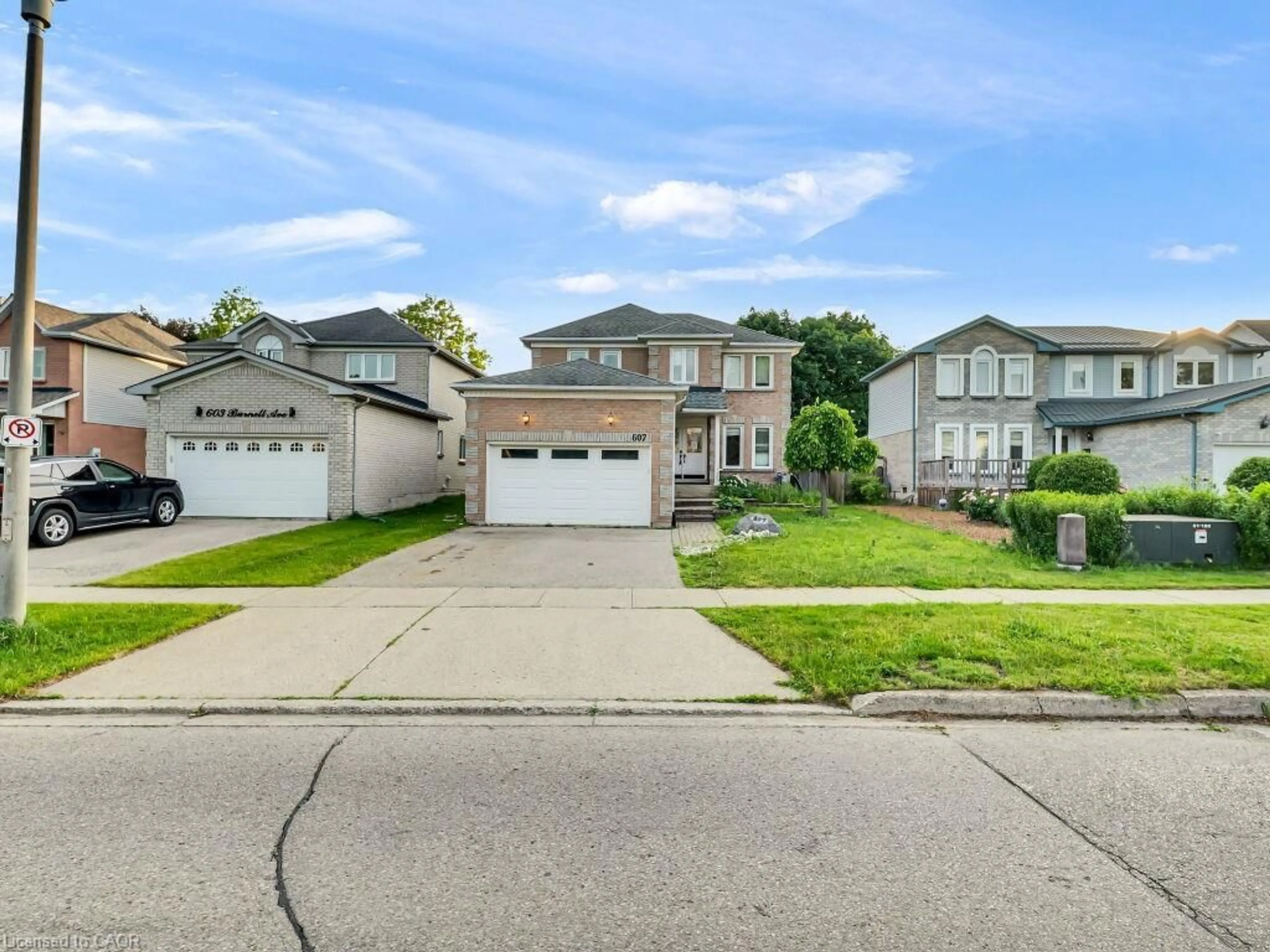 A pic from outside/outdoor area/front of a property/back of a property/a pic from drone, street for 607 Burnett Ave, Cambridge Ontario N1T 1P3
