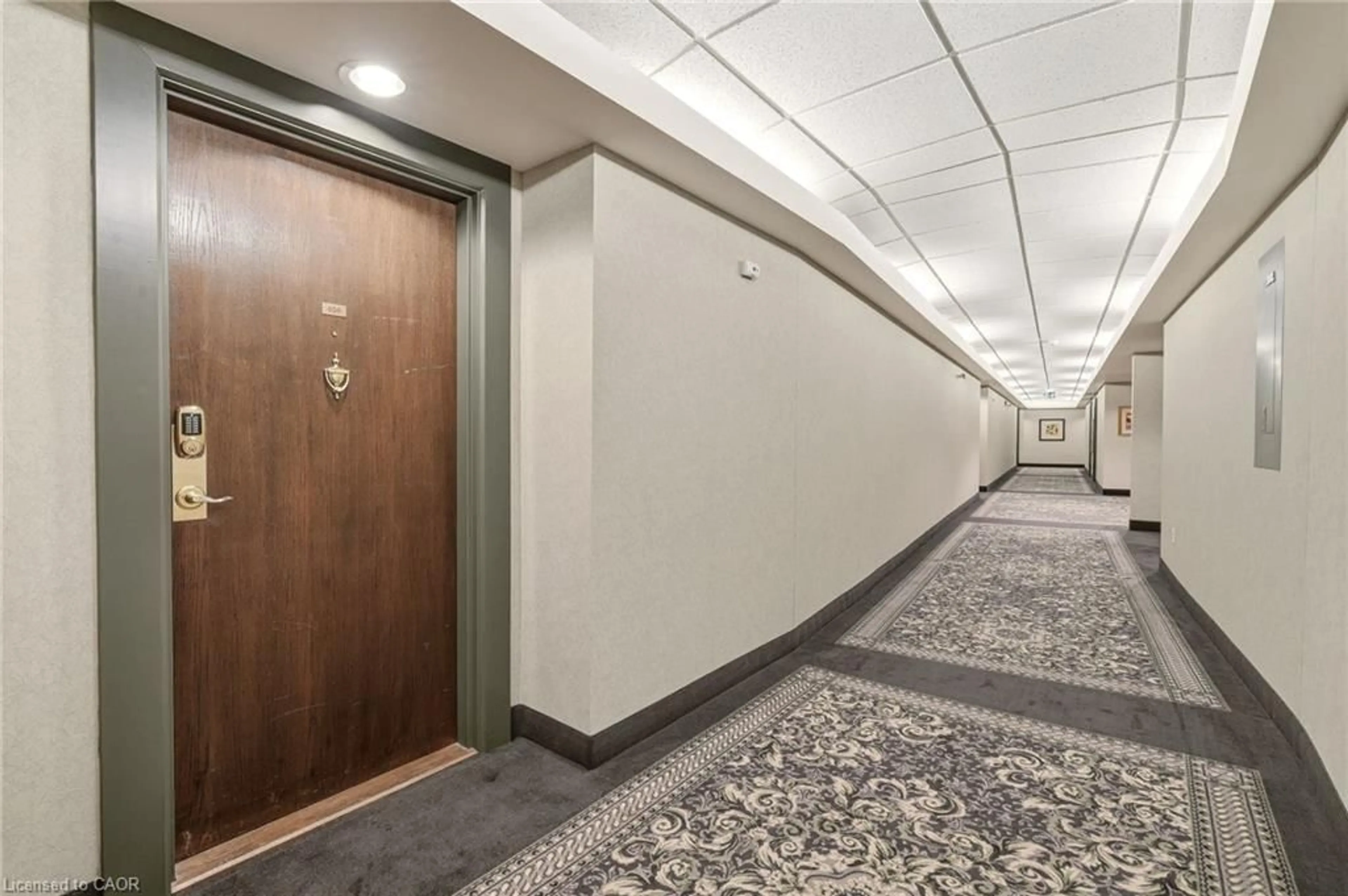 Indoor foyer for 77 Governor's Rd #404, Dundas Ontario L9H 7N8