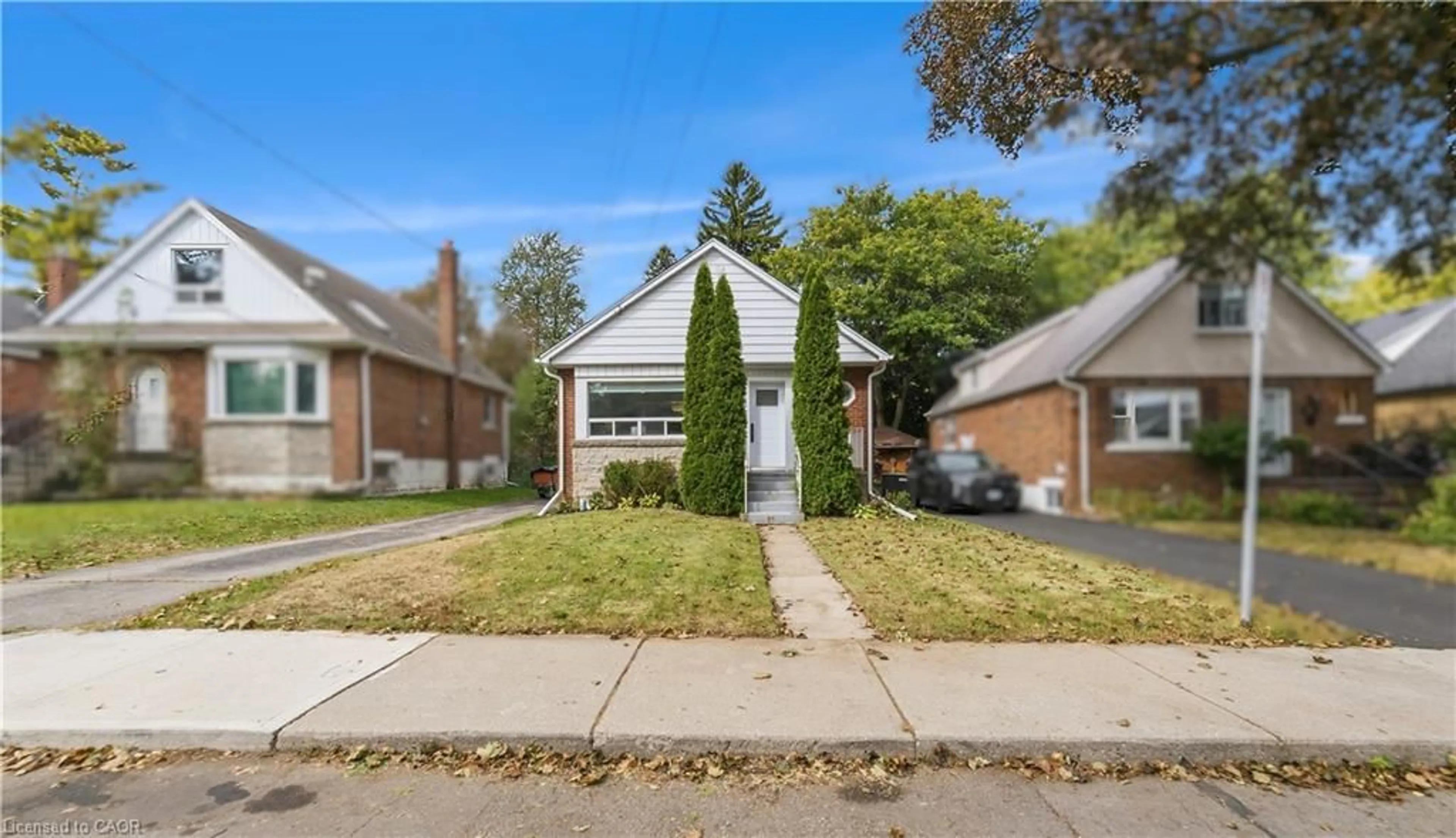 Home with brick exterior material, street for 206 East 19th St, Hamilton Ontario L9A 4S5