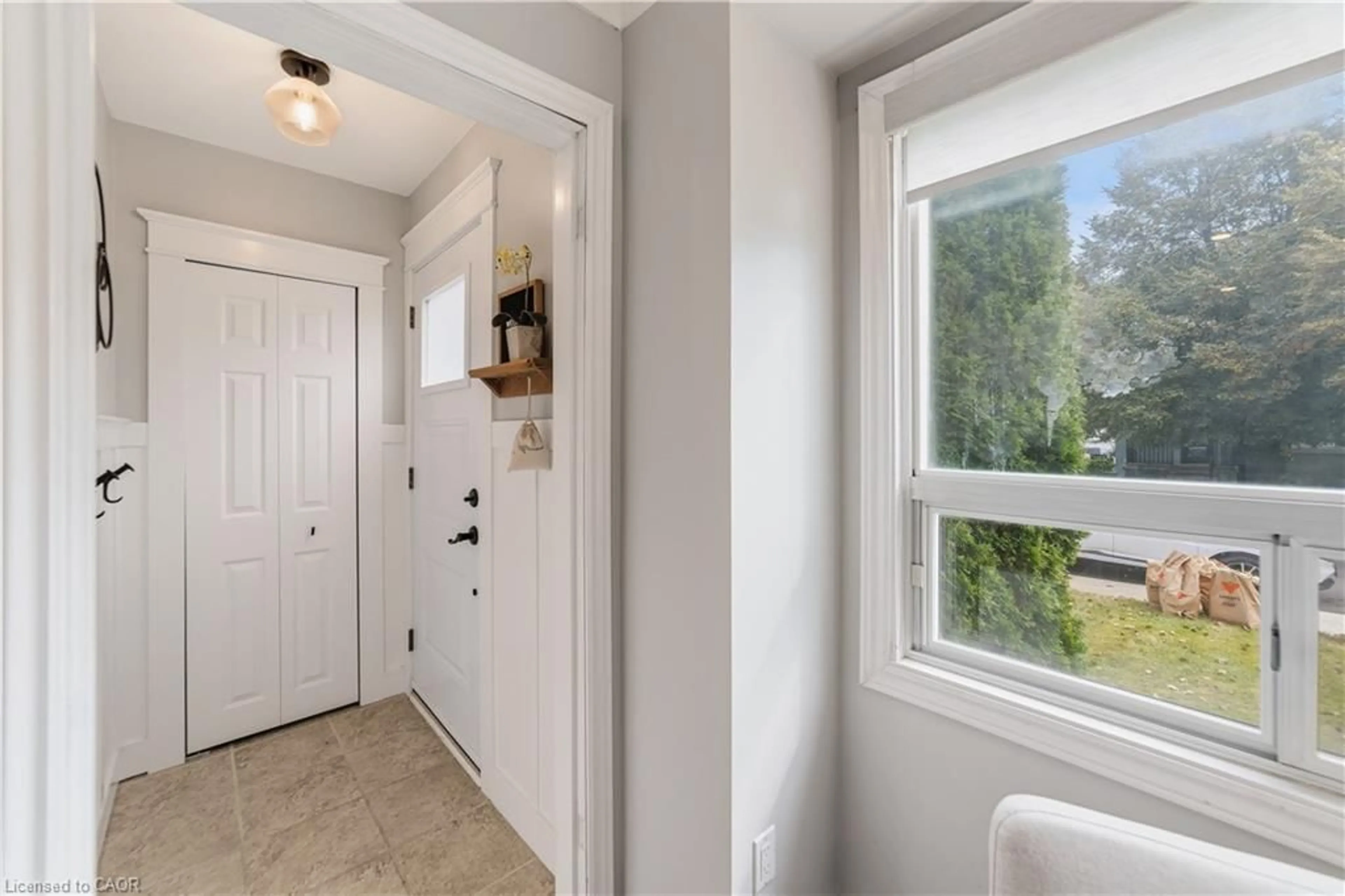 Indoor entryway for 206 East 19th St, Hamilton Ontario L9A 4S5