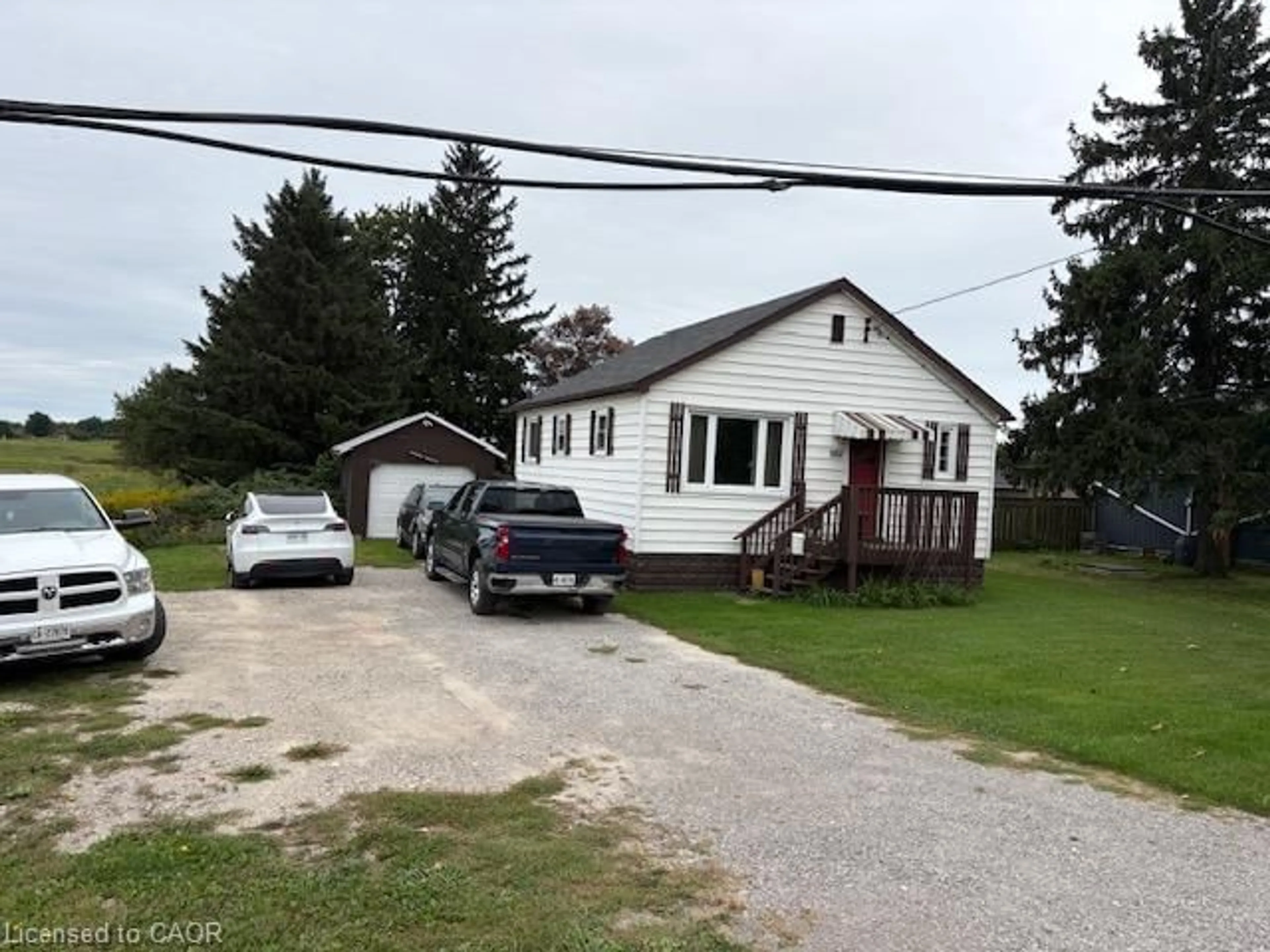 A pic from outside/outdoor area/front of a property/back of a property/a pic from drone, building for 802 Highway 6, Caledonia Ontario N3W 1M8