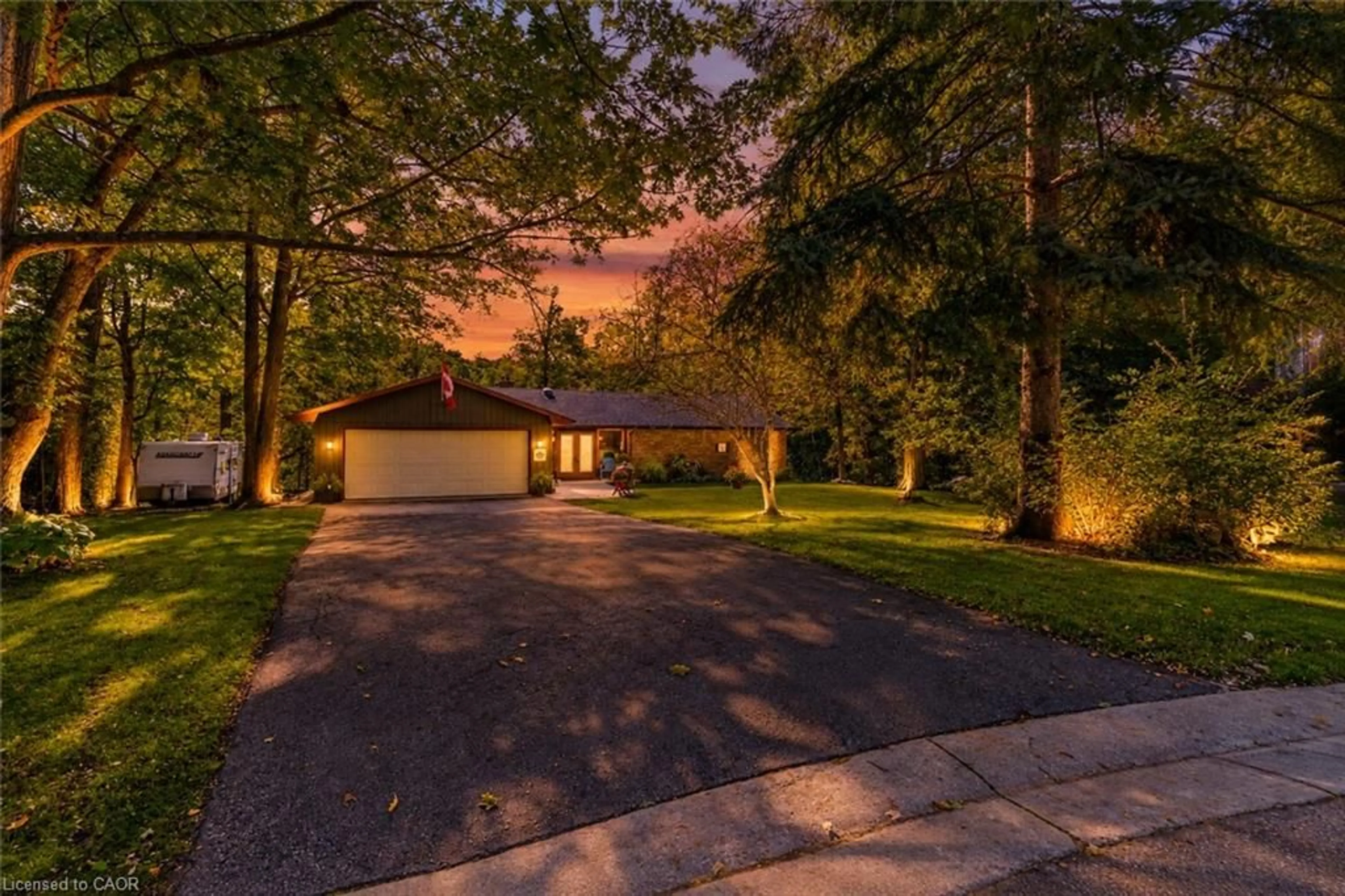A pic from outside/outdoor area/front of a property/back of a property/a pic from drone, street for 80 Glenda Jane Dr, Campbellville Ontario L0P 1B0