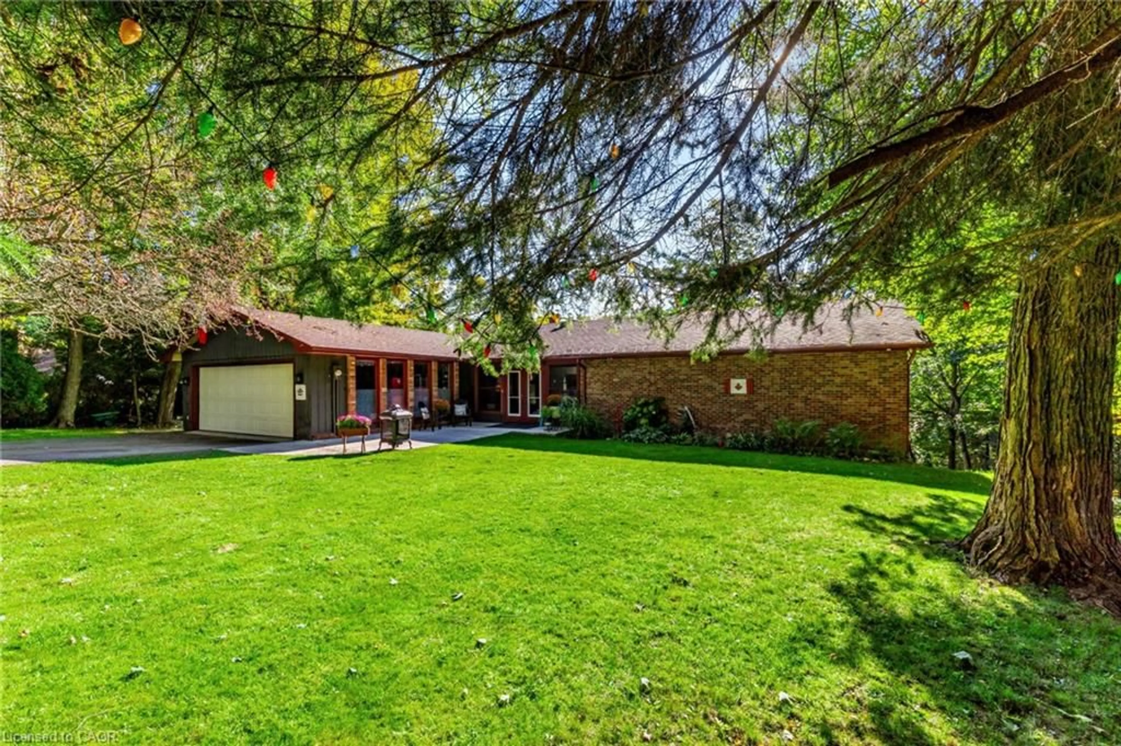 A pic from outside/outdoor area/front of a property/back of a property/a pic from drone, street for 80 Glenda Jane Dr, Campbellville Ontario L0P 1B0