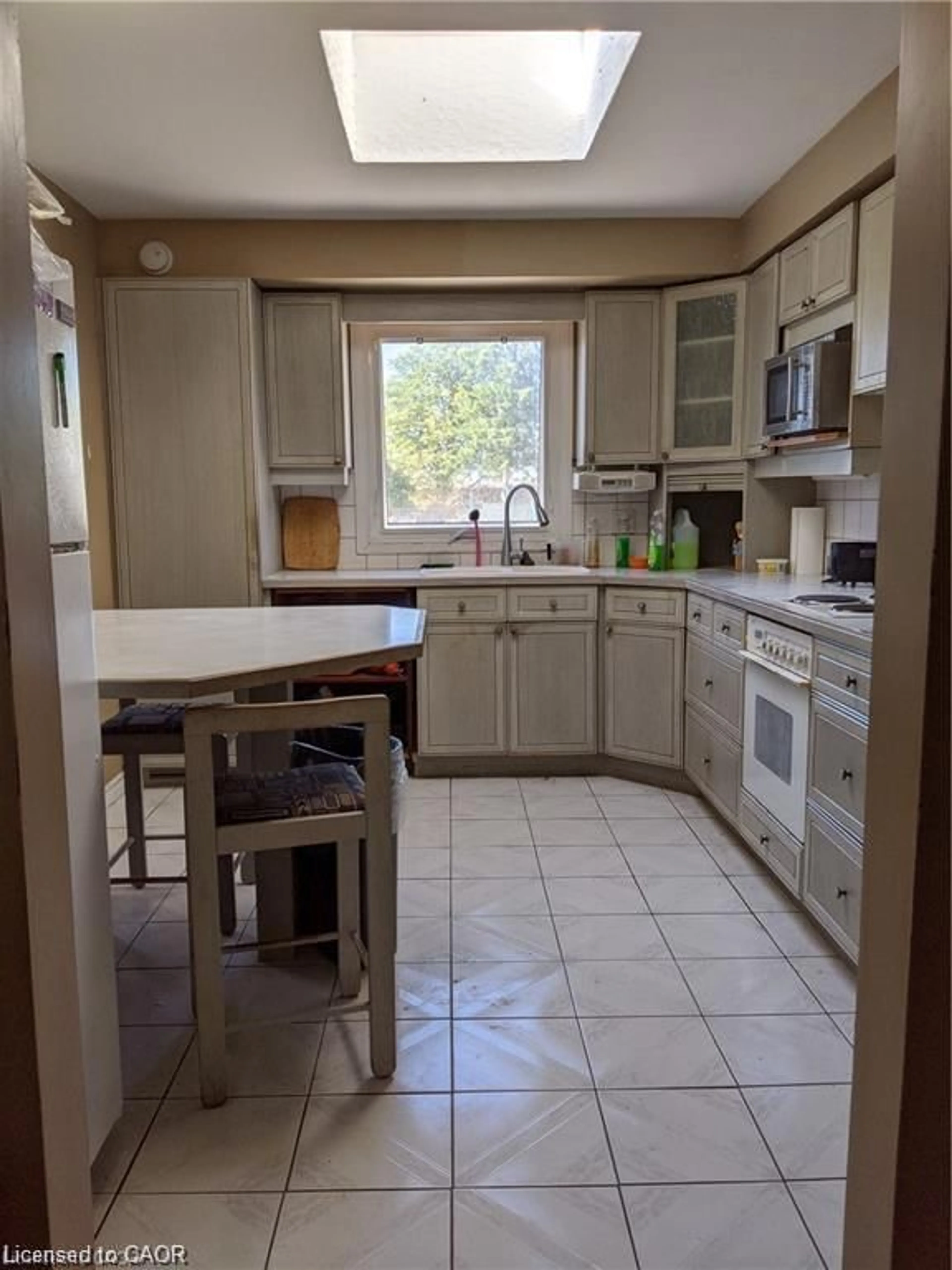 Standard kitchen, ceramic/tile floor for 84 Amherst Dr, Kitchener Ontario N2P 1C9