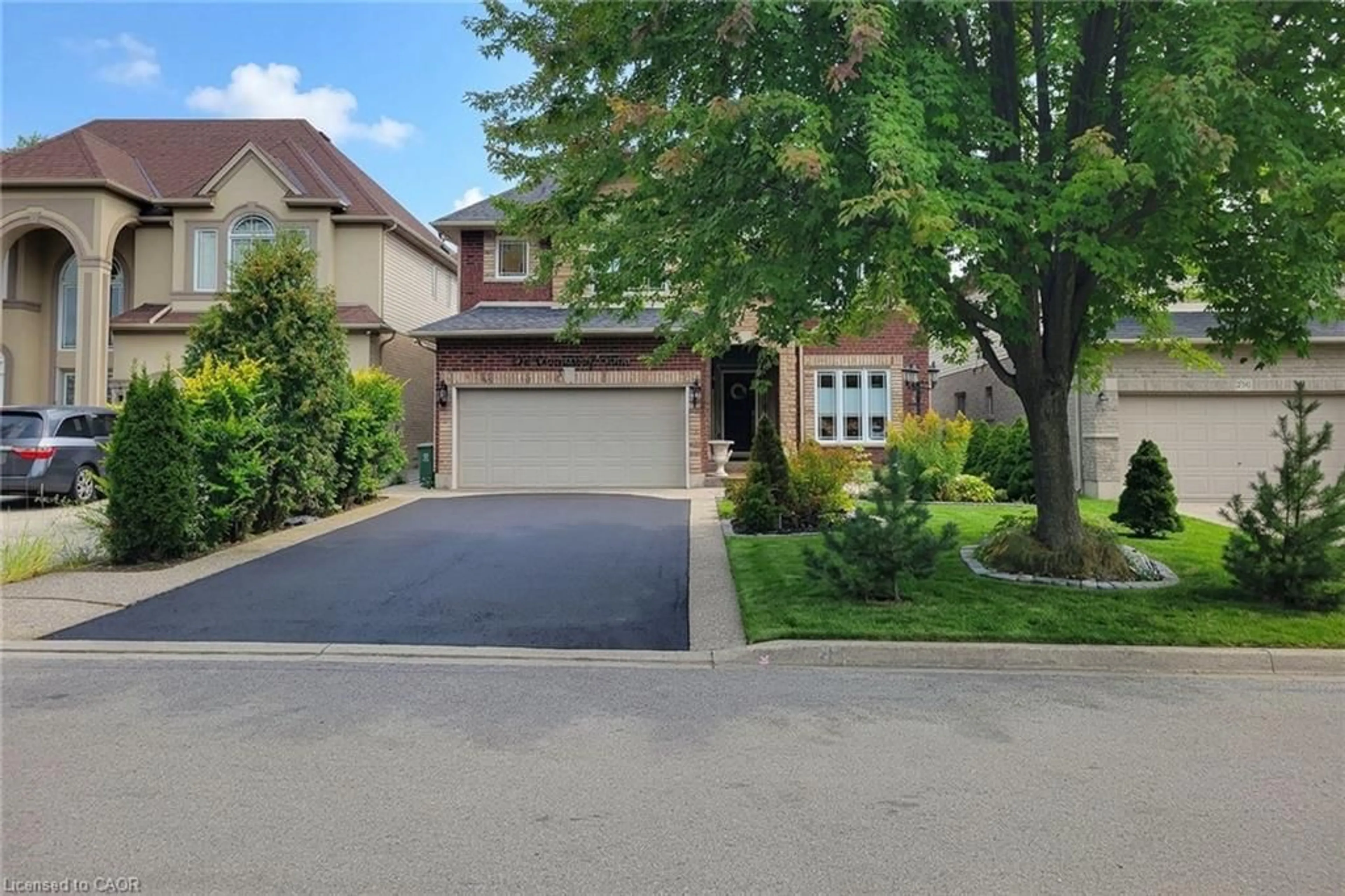 A pic from outside/outdoor area/front of a property/back of a property/a pic from drone, street for 214 Cloverleaf Dr, Ancaster Ontario L9K 1T4