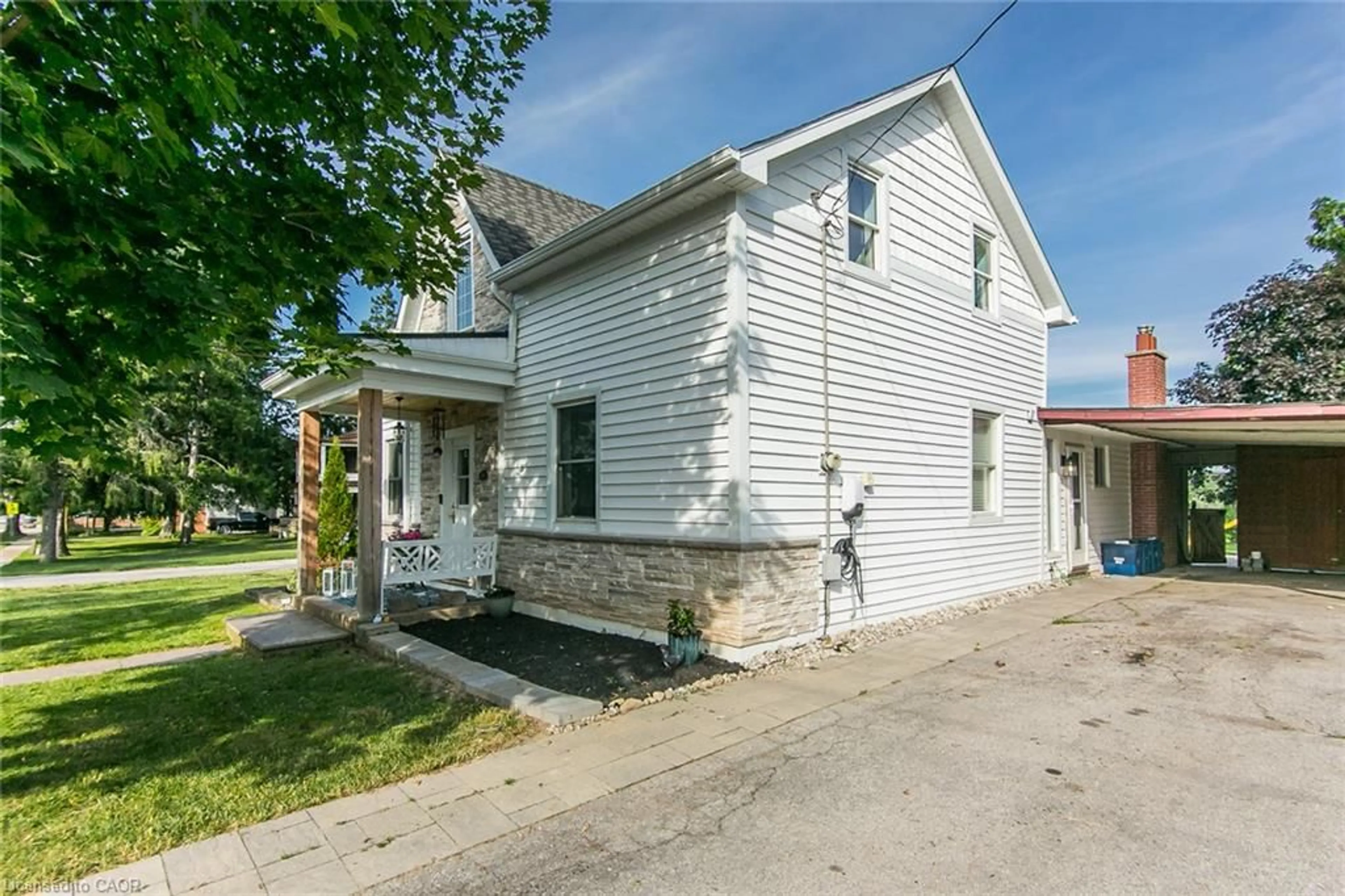 A pic from outside/outdoor area/front of a property/back of a property/a pic from drone, building for 393 Huron St, New Hamburg Ontario N3A 1K5