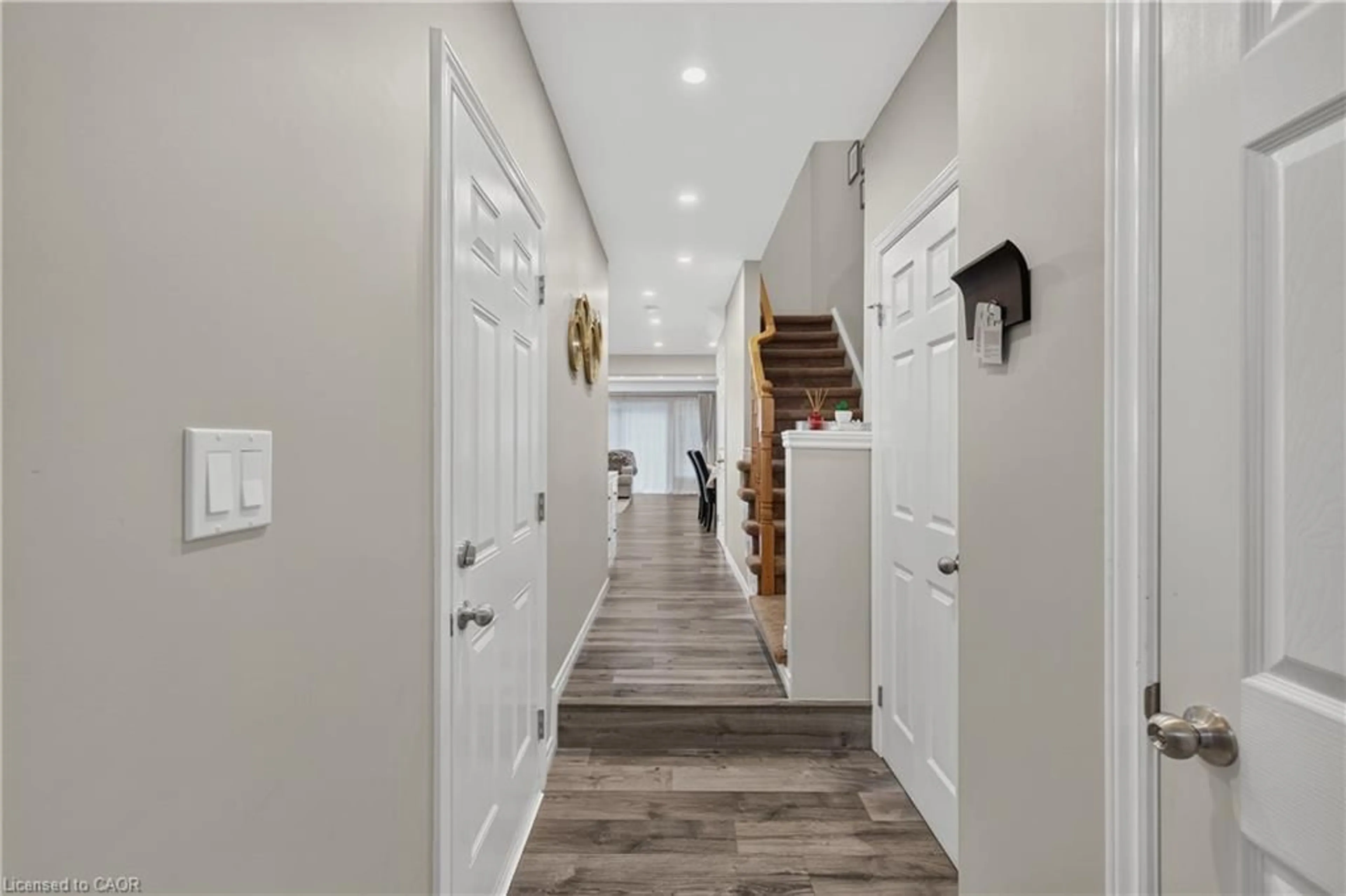 Indoor entryway for 975 Strasburg Rd #4, Kitchener Ontario N2E 0A8