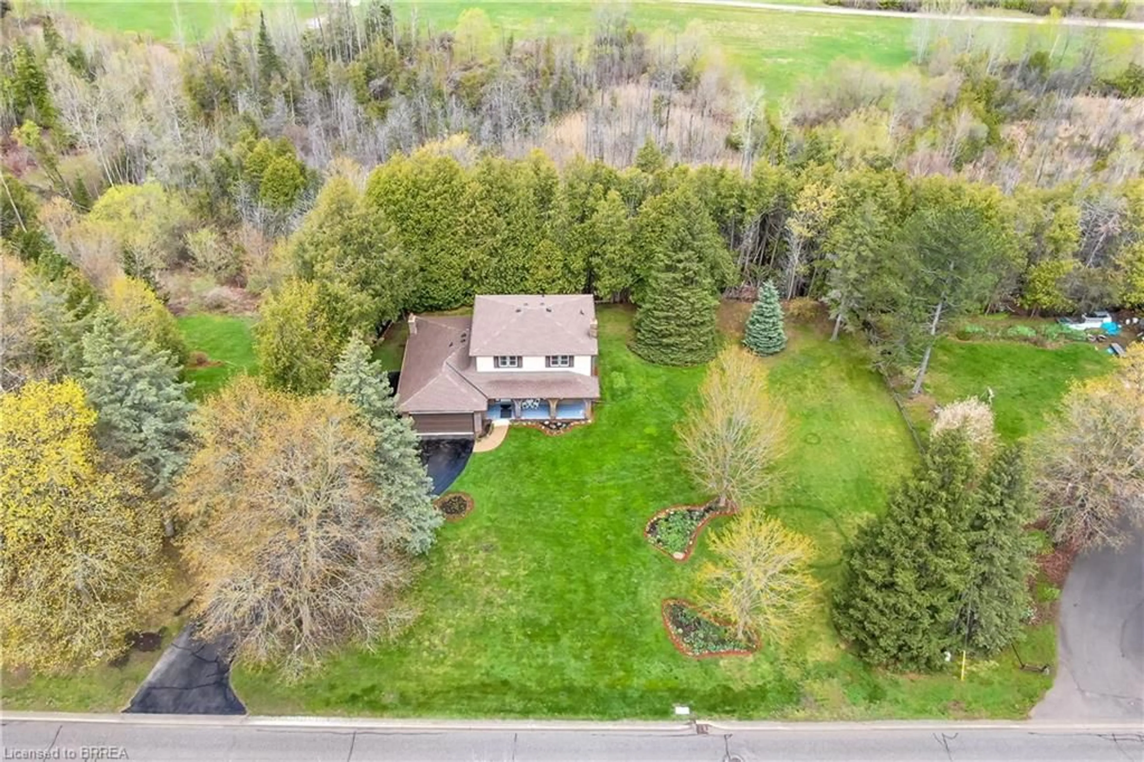 A pic from outside/outdoor area/front of a property/back of a property/a pic from drone, unknown for 39 Wildwood Rd, Halton Hills Ontario L7G 2W8