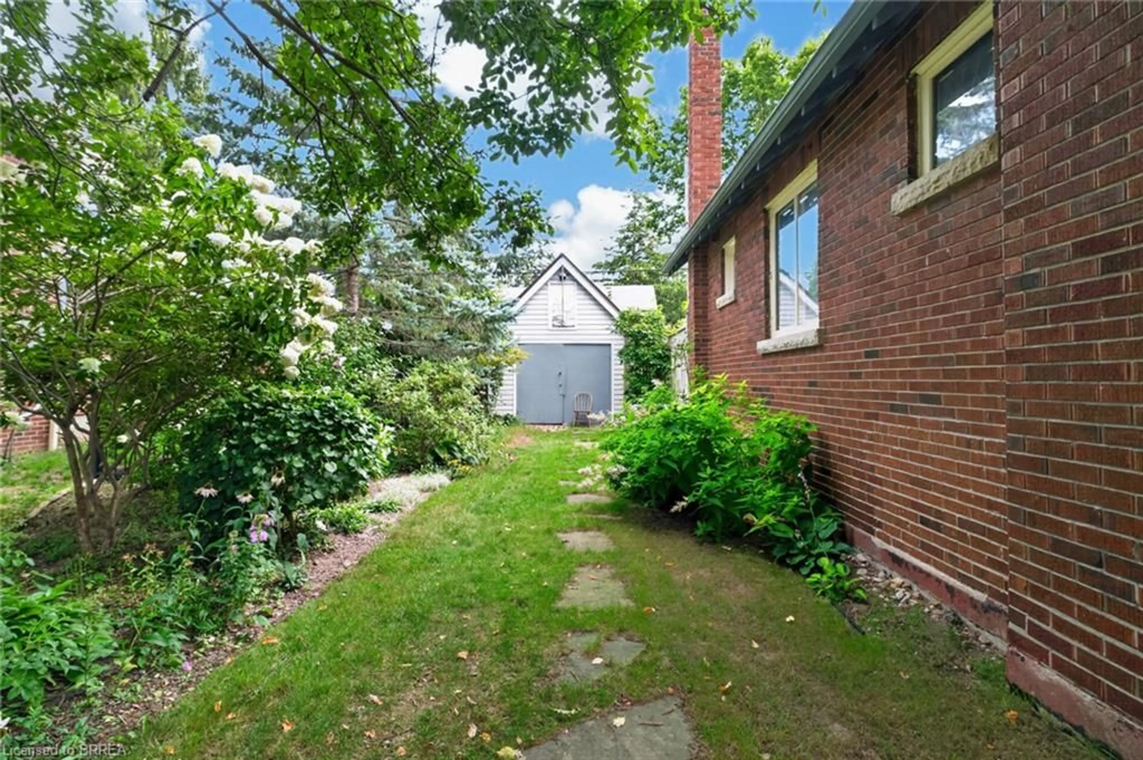 Patio, street for 17 Lincoln Ave, Brantford Ontario N3T 4S5