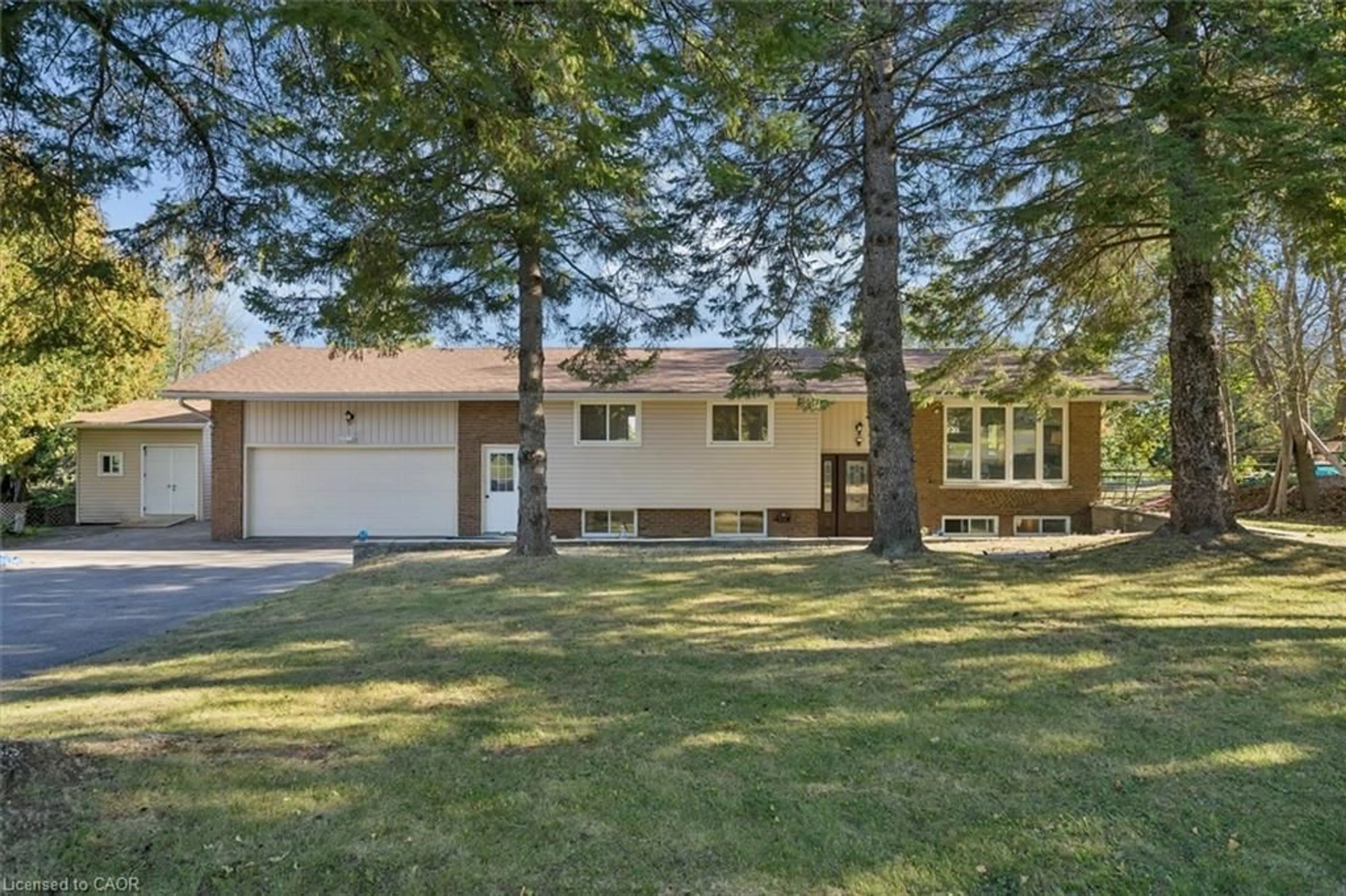 Home with vinyl exterior material, street for 210 Patricia Cres, Selwyn Ontario K9J 6X4