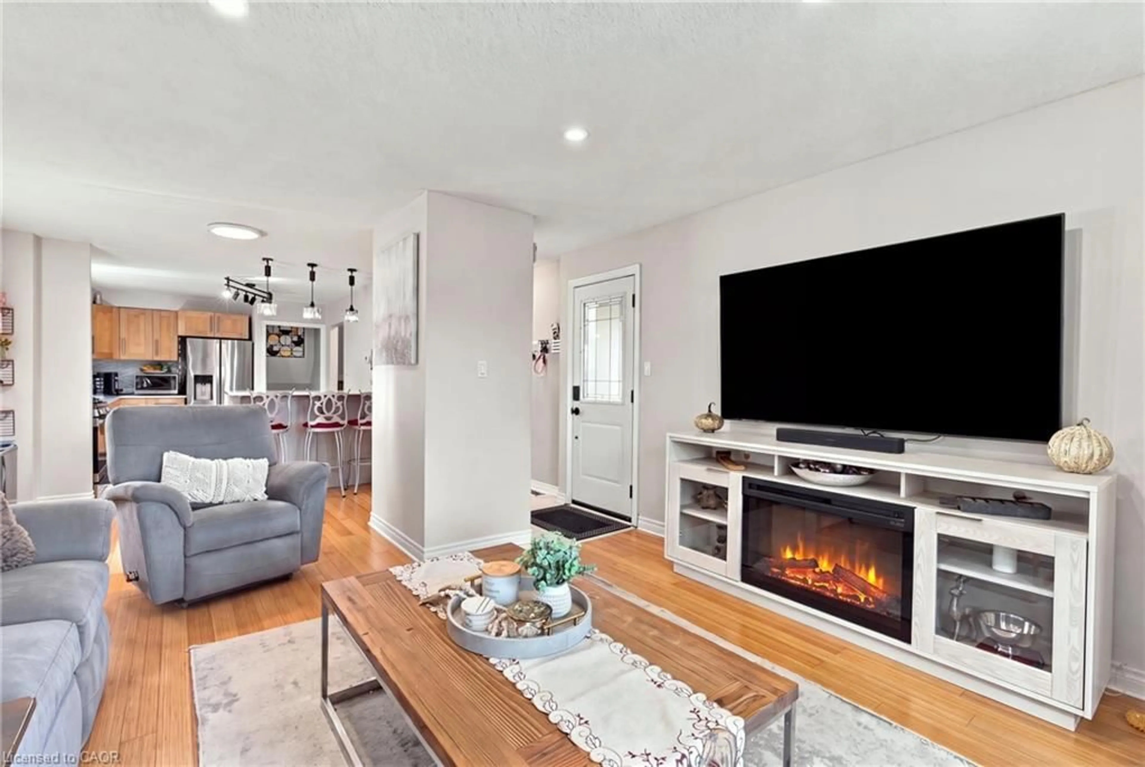 Living room with furniture, unknown for 12 Glamis Crt, Hamilton Ontario L9C 6B3