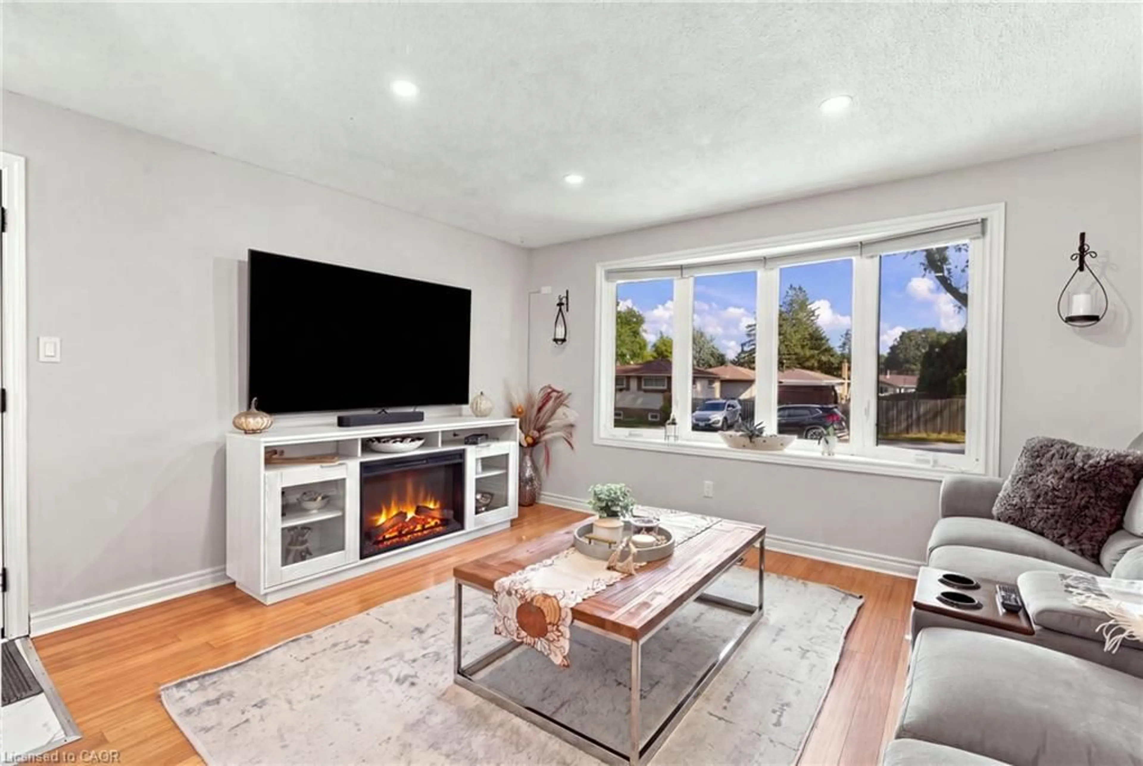 Living room with furniture, unknown for 12 Glamis Crt, Hamilton Ontario L9C 6B3