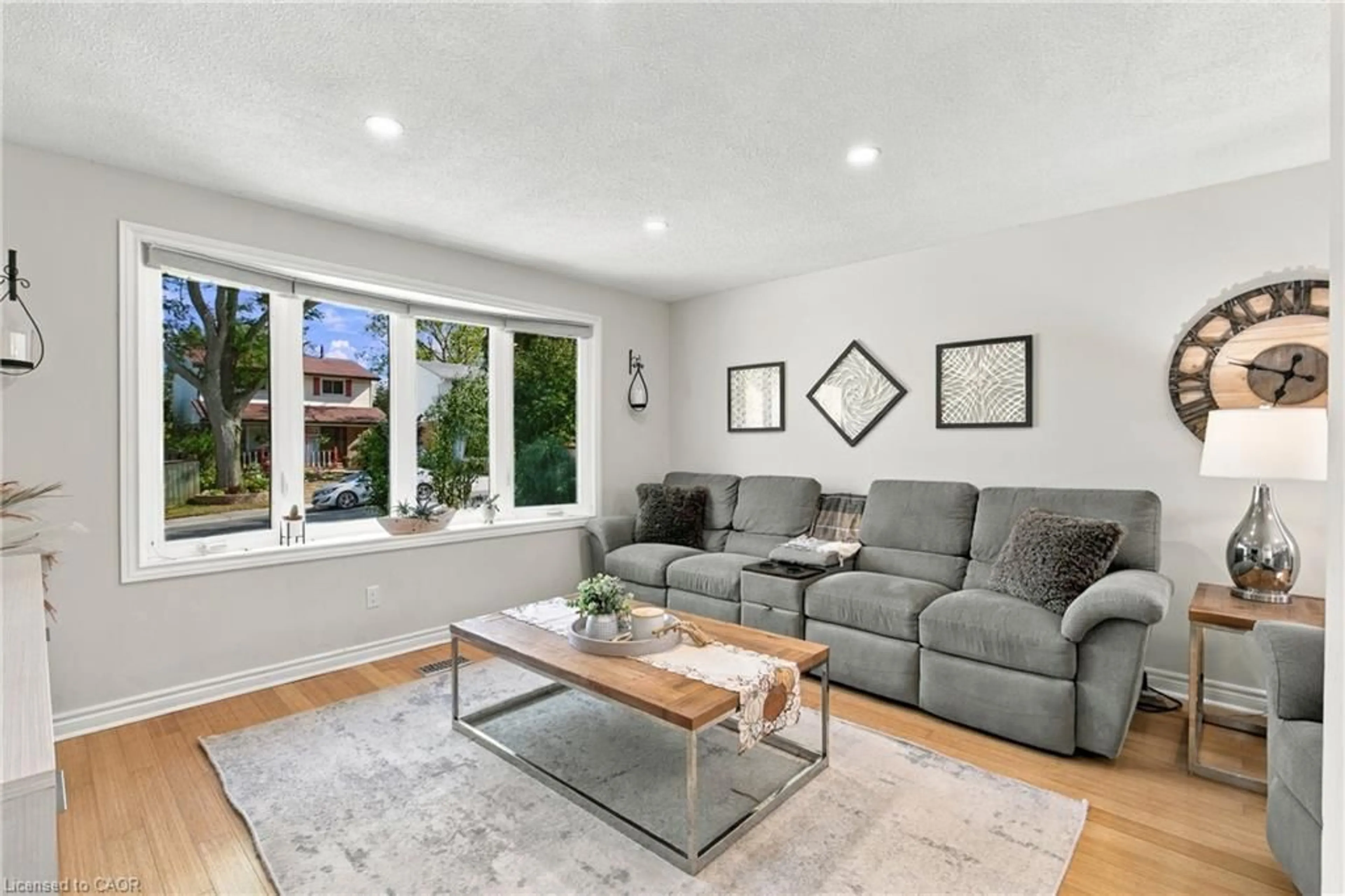 Living room with furniture, unknown for 12 Glamis Crt, Hamilton Ontario L9C 6B3