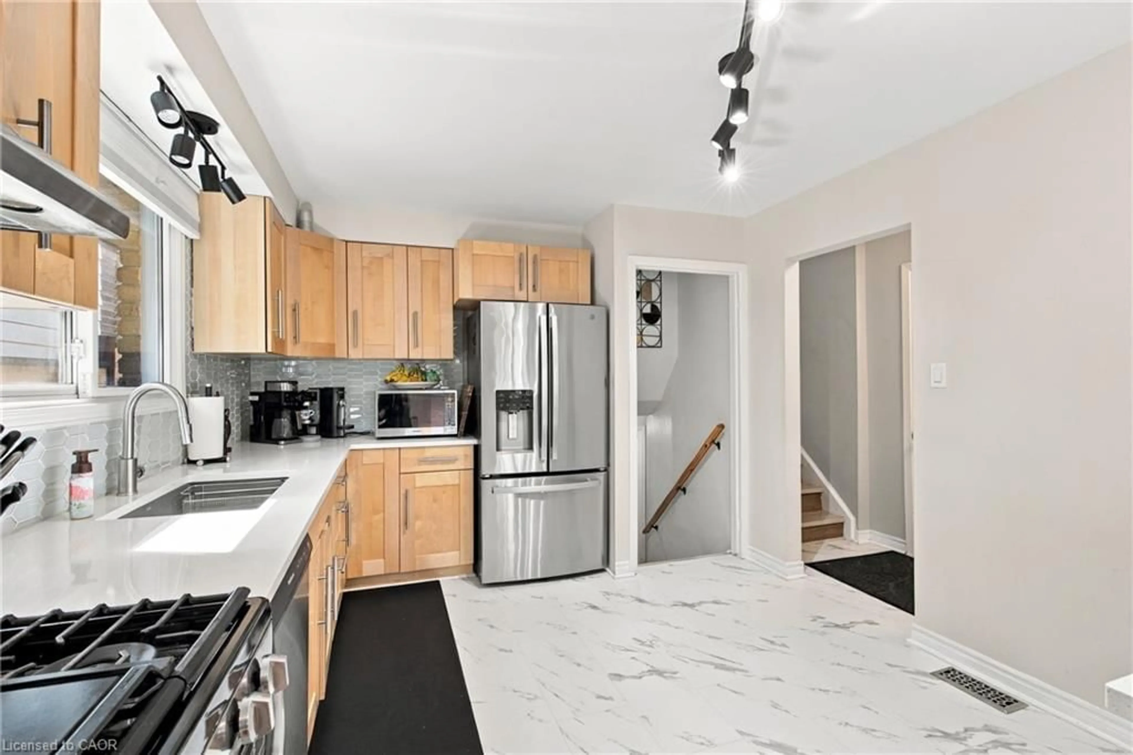 Open concept kitchen, ceramic/tile floor for 12 Glamis Crt, Hamilton Ontario L9C 6B3