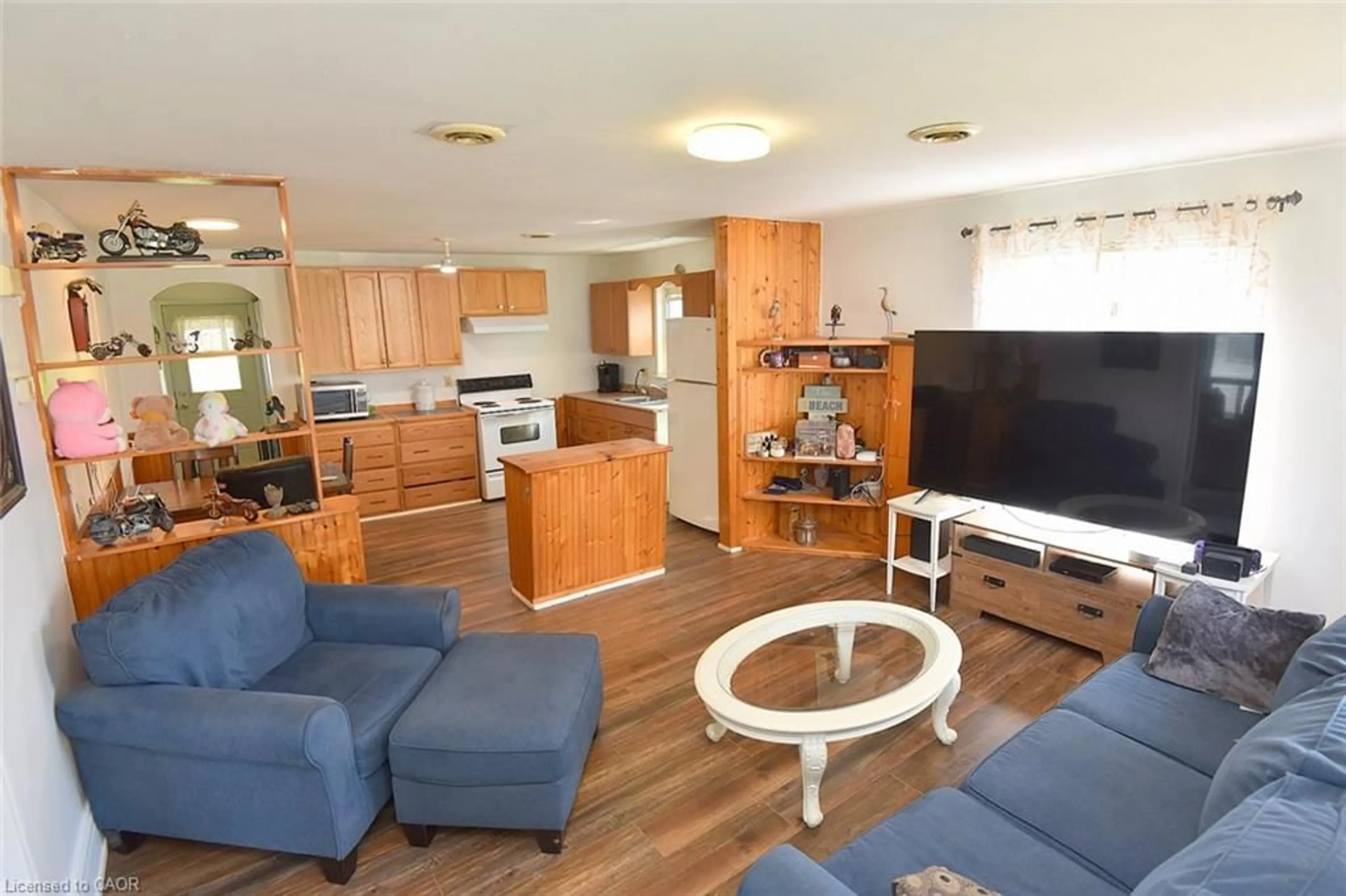 Living room with furniture, wood/laminate floor for 8 Chestnut St, Port Rowan Ontario N0E 1M0