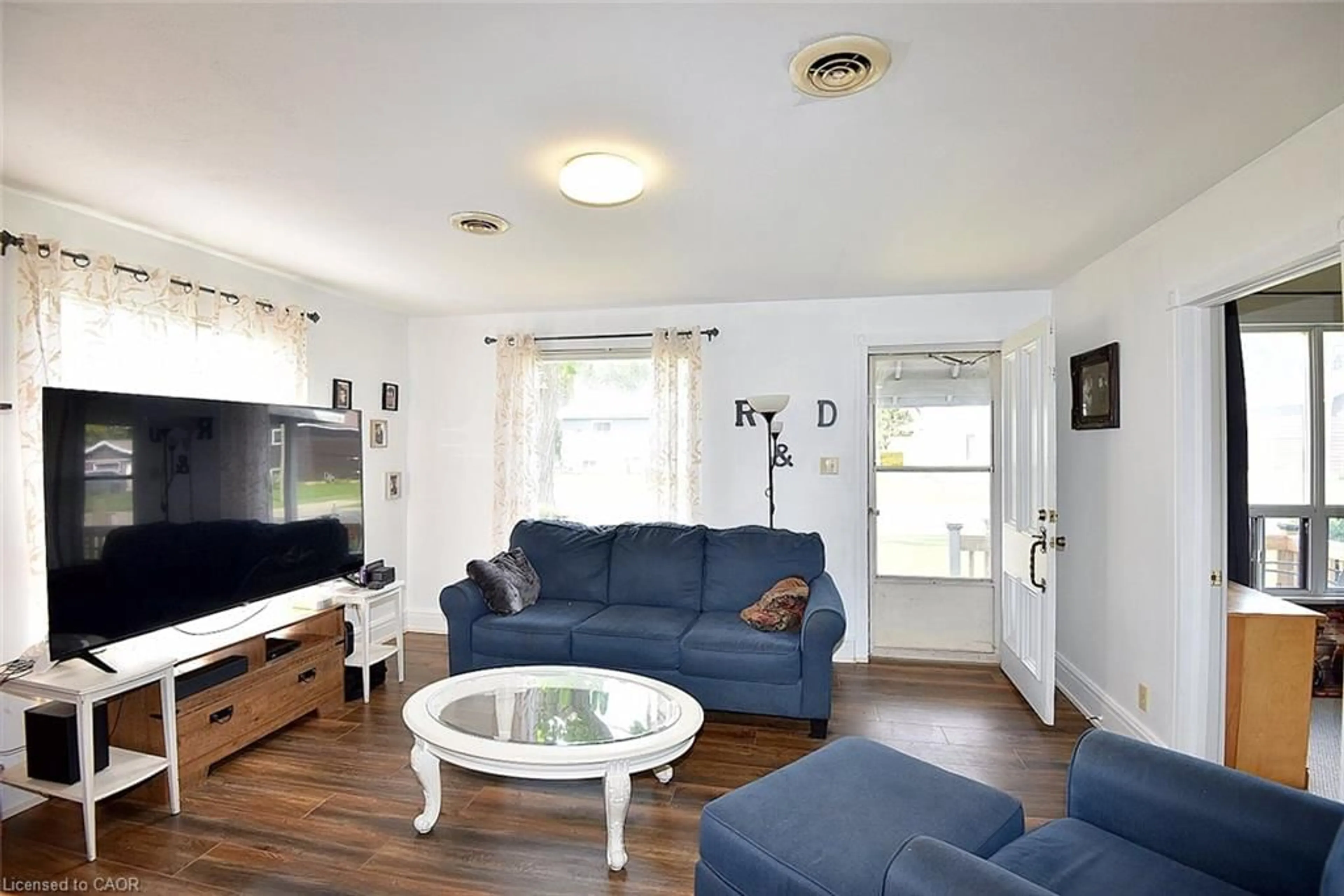 Living room with furniture, wood/laminate floor for 8 Chestnut St, Port Rowan Ontario N0E 1M0