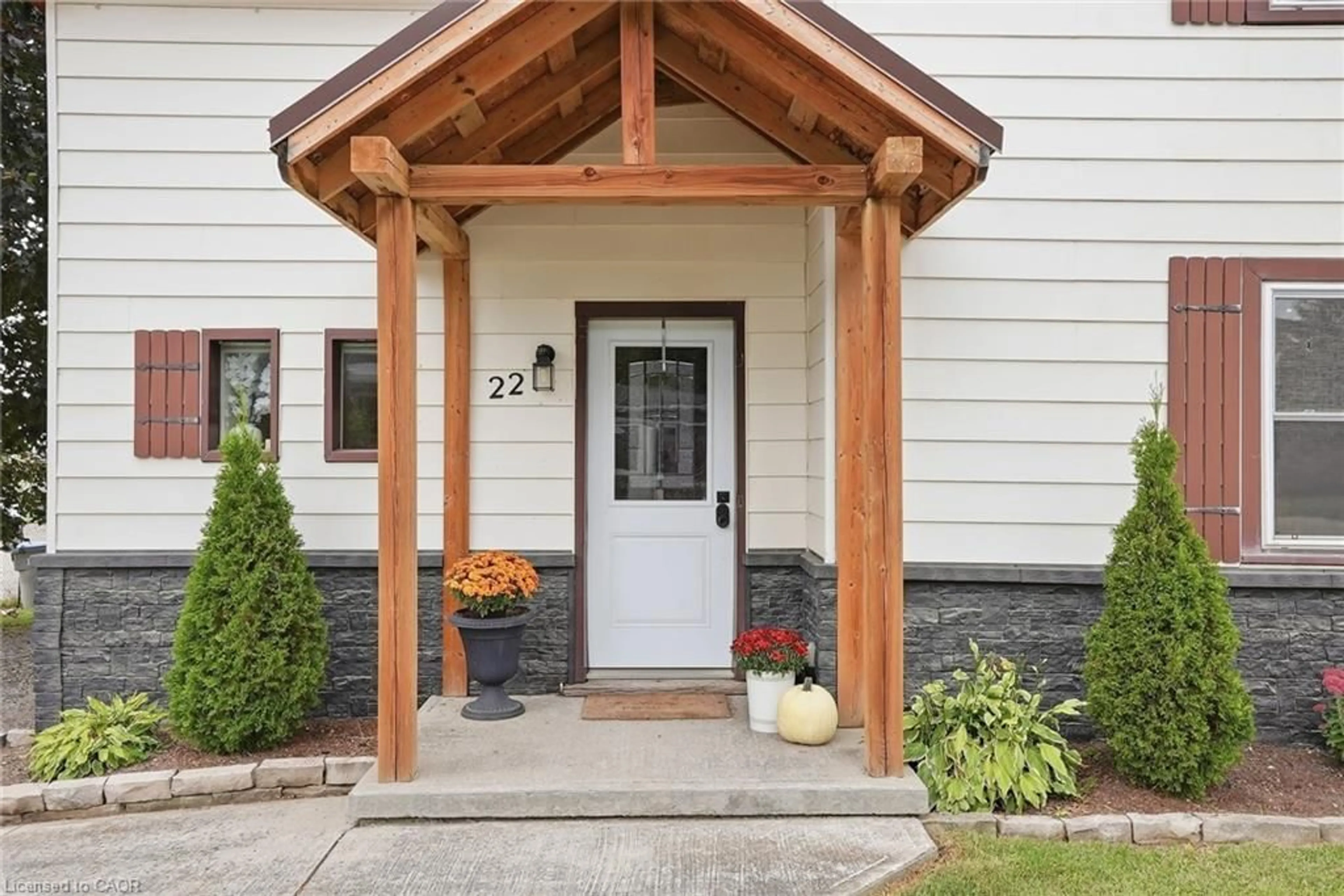 Indoor entryway for 22 Temperance St, Milverton Ontario N0K 1M0
