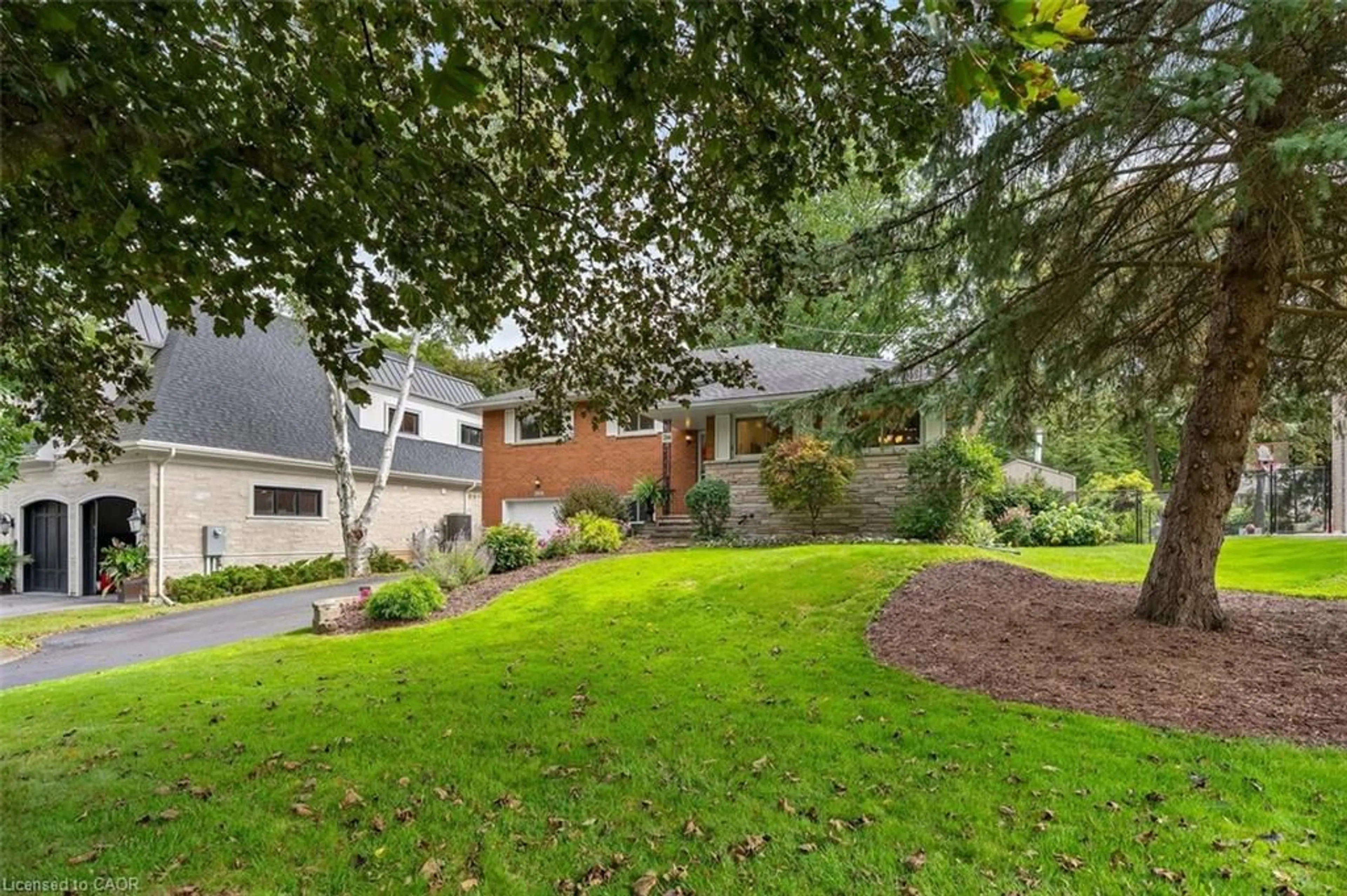 A pic from outside/outdoor area/front of a property/back of a property/a pic from drone, street for 200 Woodview Cres, Ancaster Ontario L9G 1G2