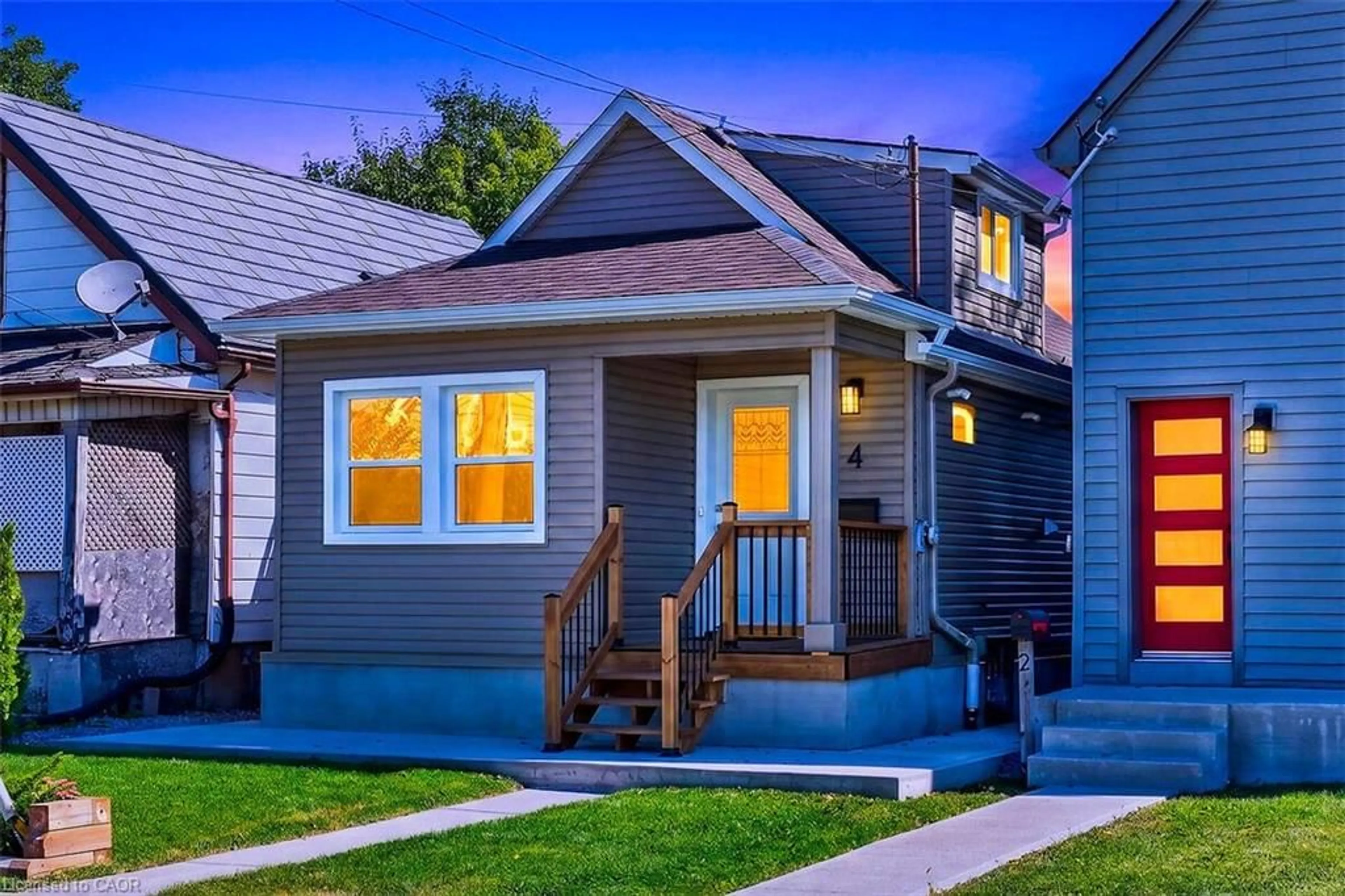 Home with vinyl exterior material, street for 4 Albemarle St, Hamilton Ontario L8L 7G3