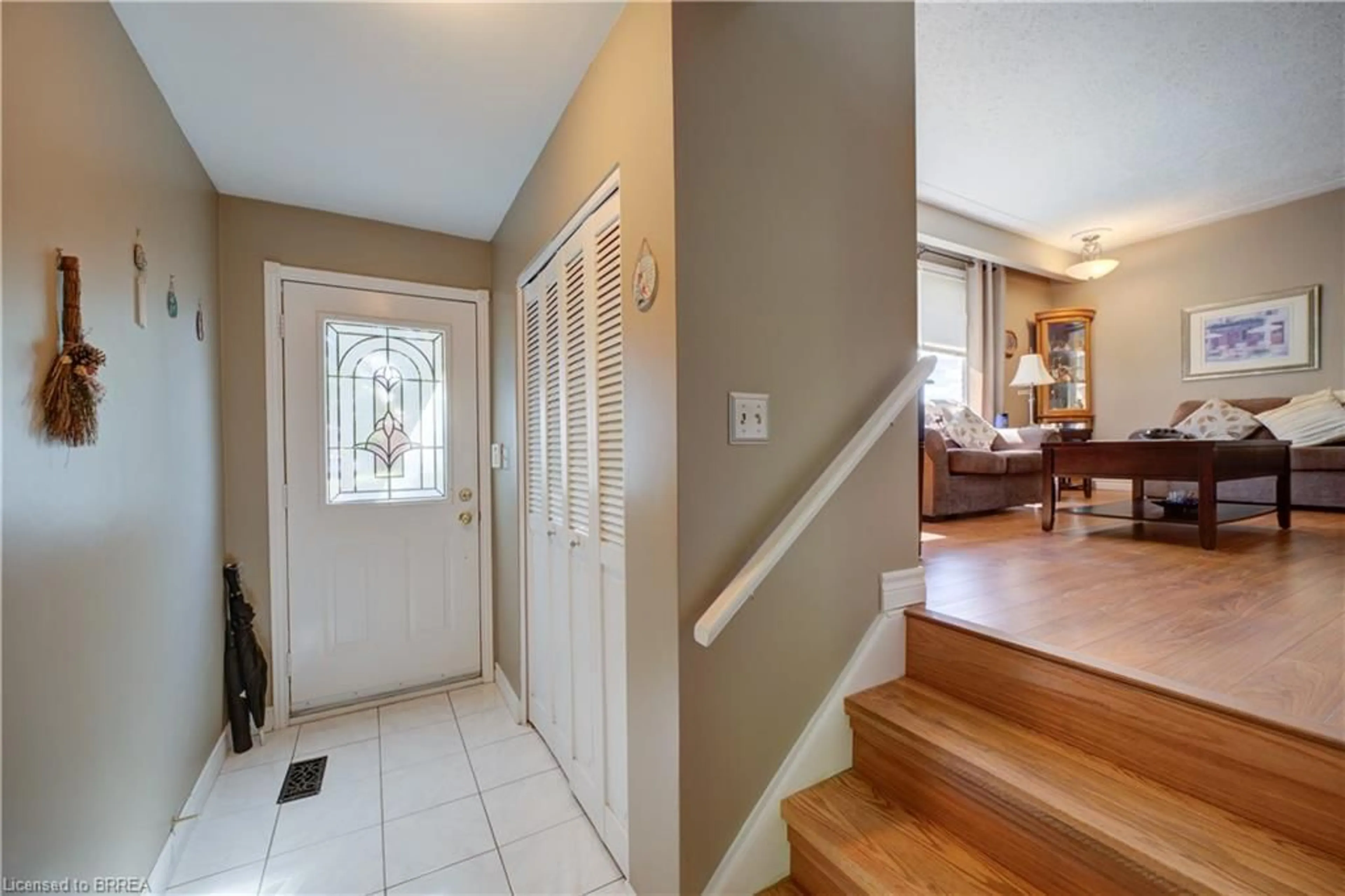 Indoor entryway for 367 Fairview Dr, Brantford Ontario N3R 2X7