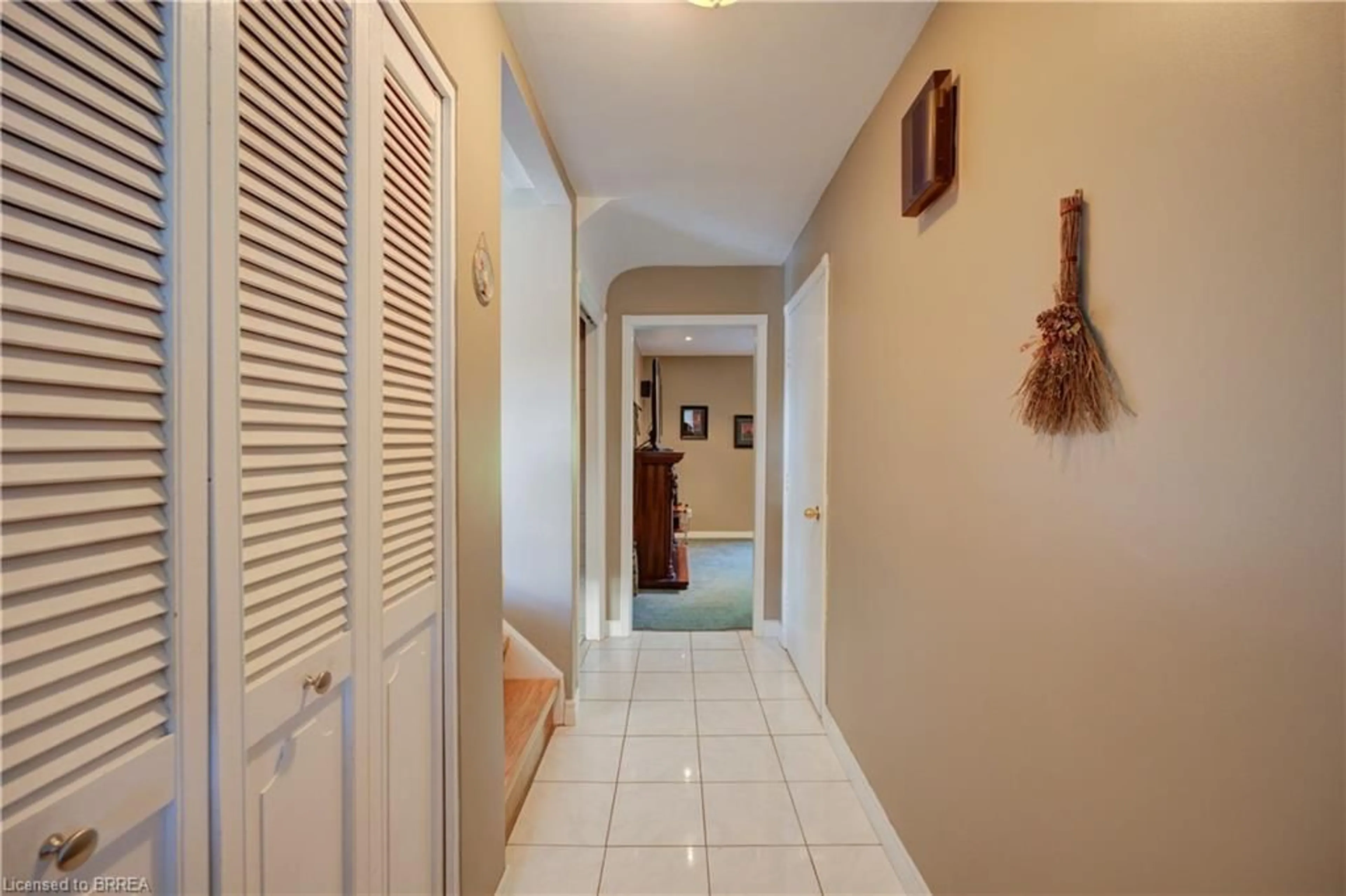 Indoor entryway for 367 Fairview Dr, Brantford Ontario N3R 2X7