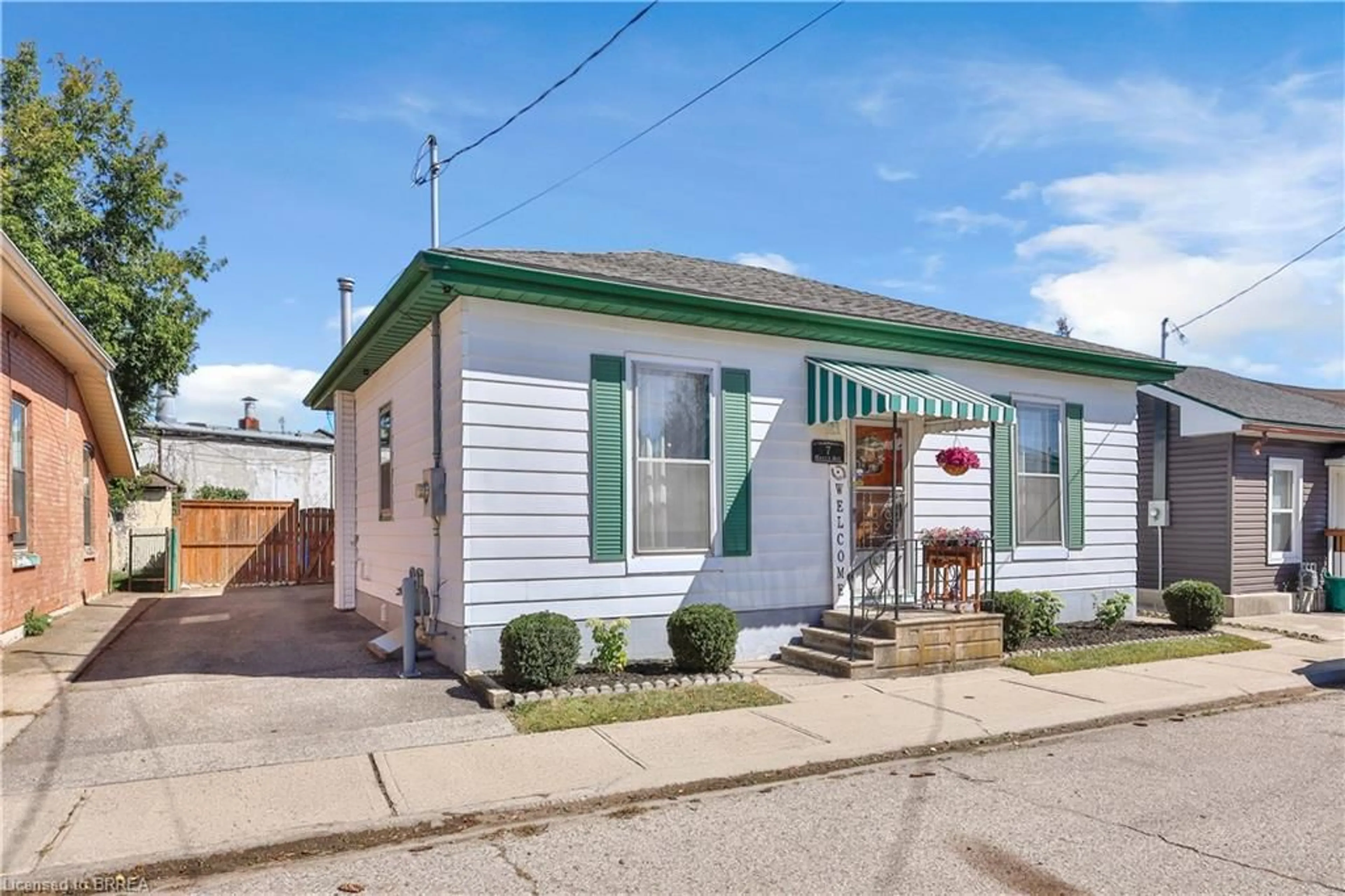 Home with vinyl exterior material, street for 7 Halls Ave, Brantford Ontario N3T 3X2