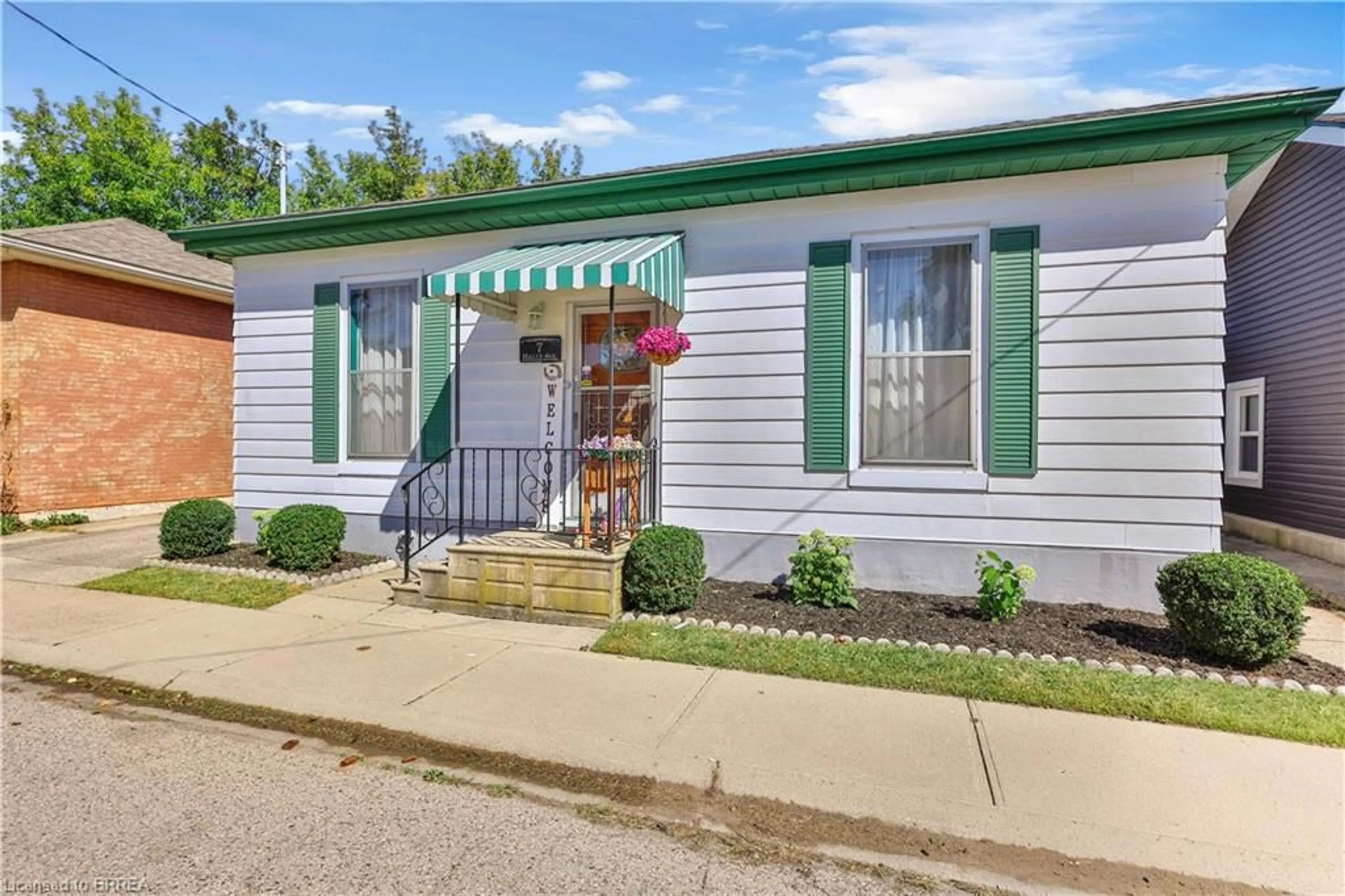 Home with vinyl exterior material, street for 7 Halls Ave, Brantford Ontario N3T 3X2