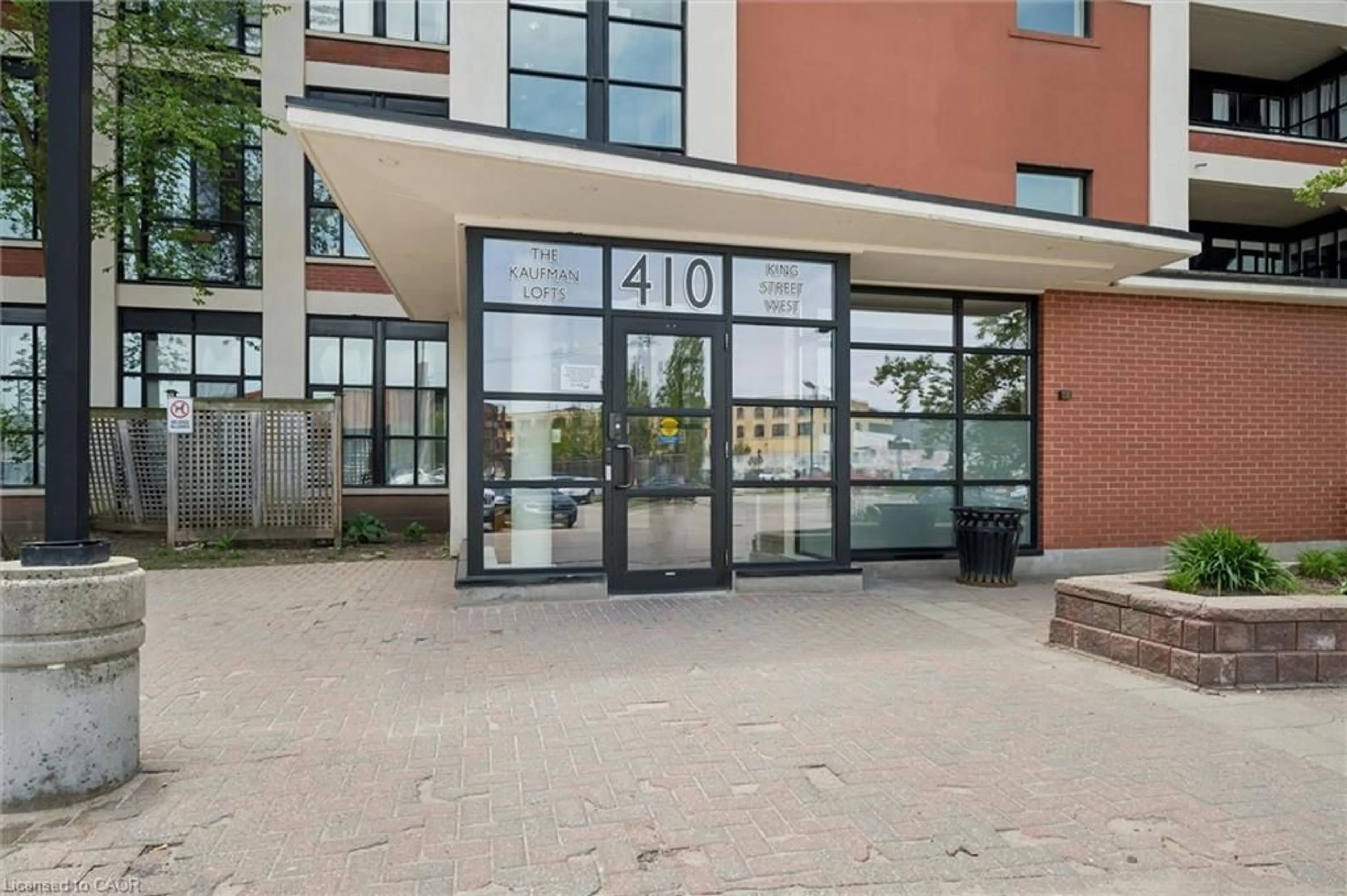 Indoor foyer for 410 King St #218, Kitchener Ontario N2G 1C3