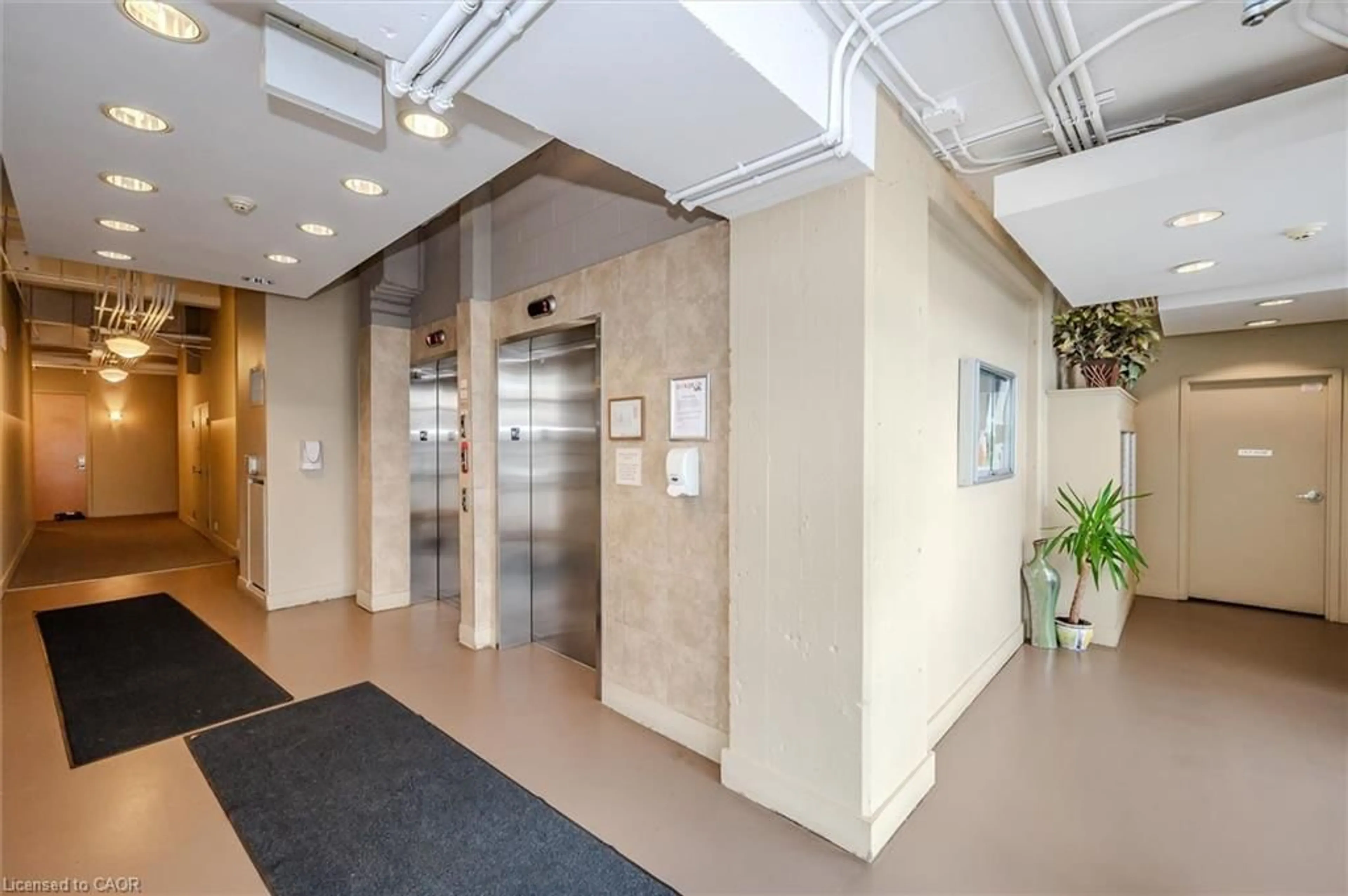 Indoor foyer for 410 King St #218, Kitchener Ontario N2G 1C3