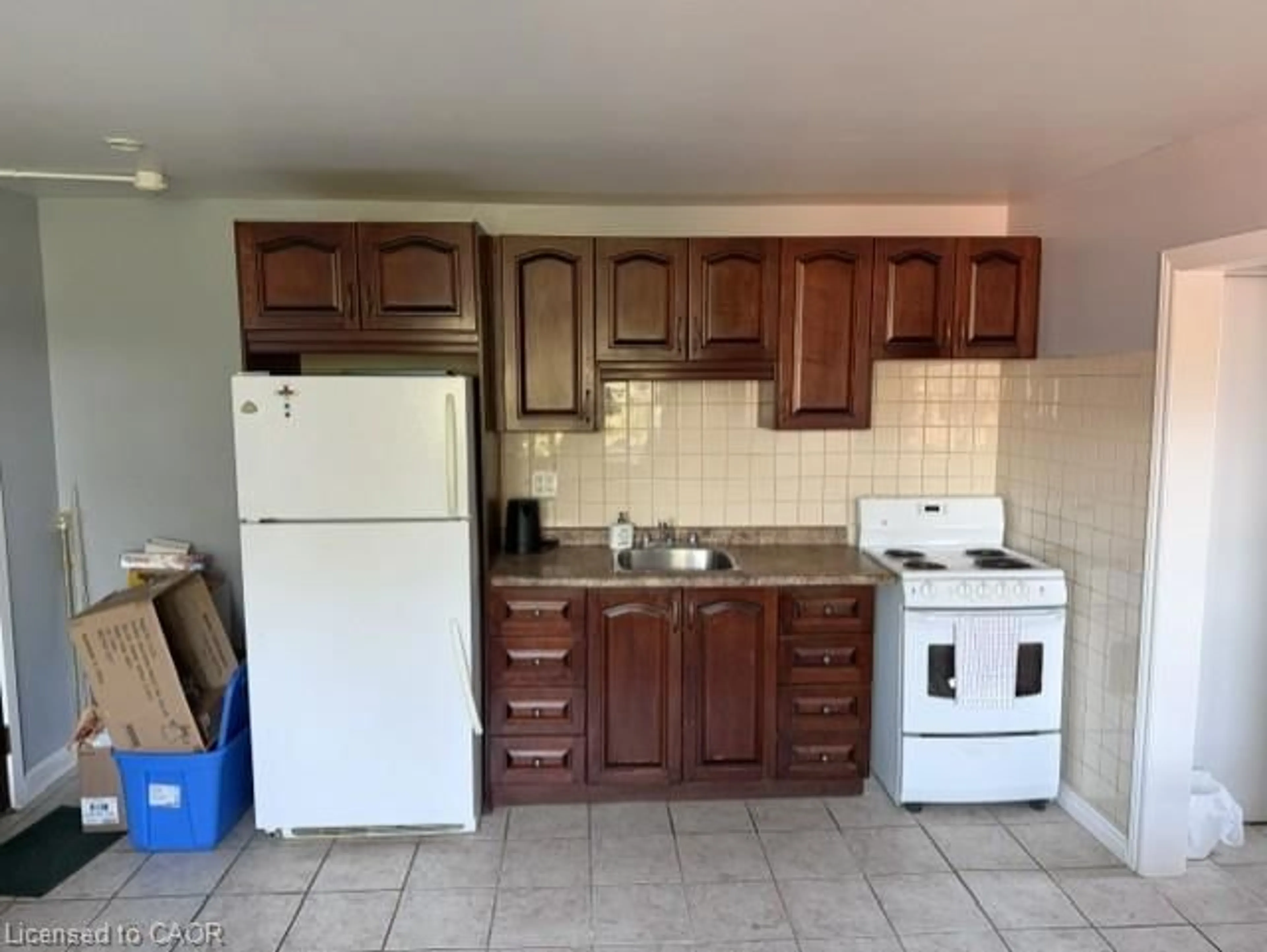 Standard kitchen, unknown for 1759 King St #32, Hamilton Ontario L8K 1V6