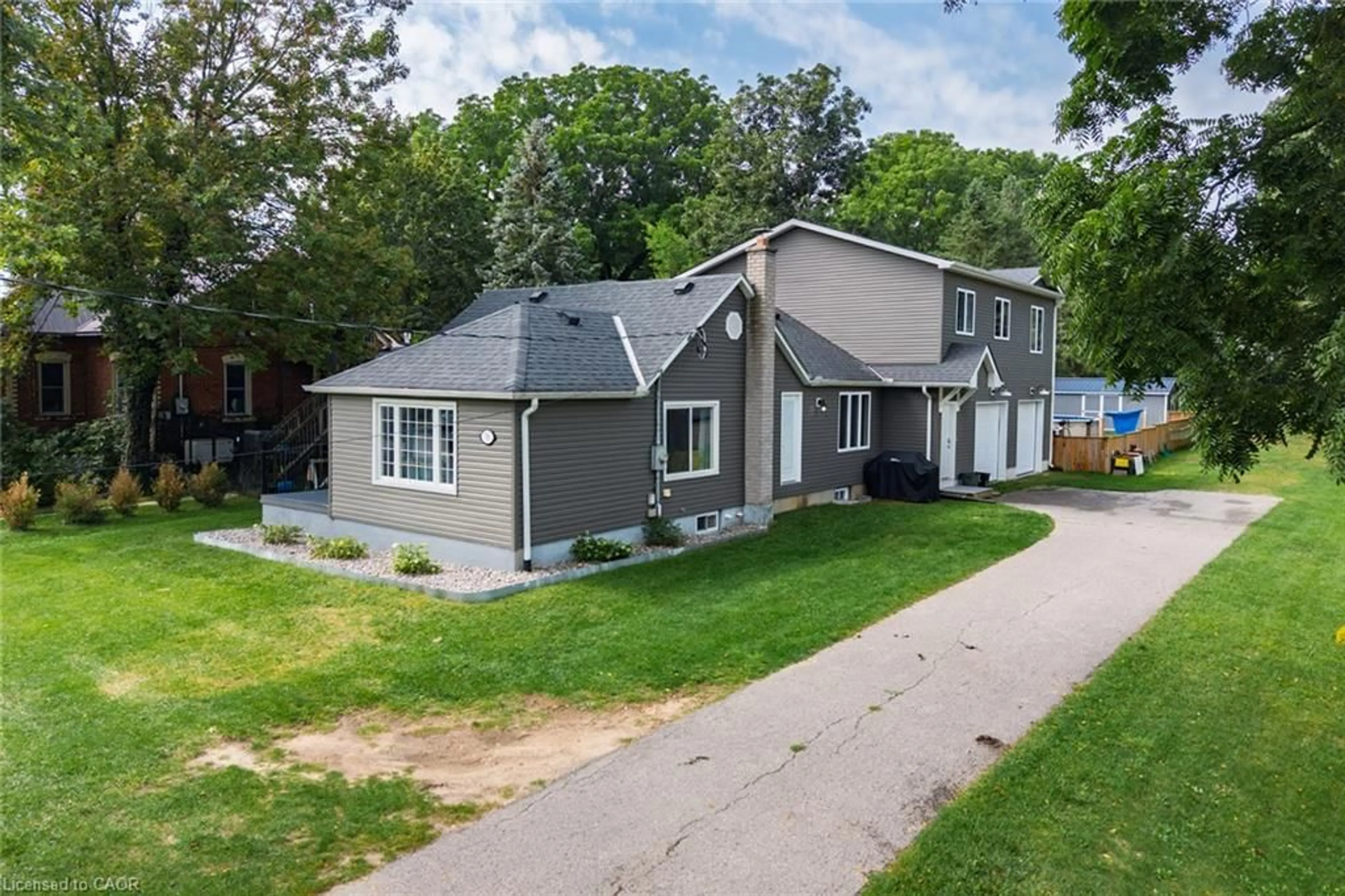 A pic from outside/outdoor area/front of a property/back of a property/a pic from drone, street for 78 Oak St, Simcoe Ontario N3Y 3J8