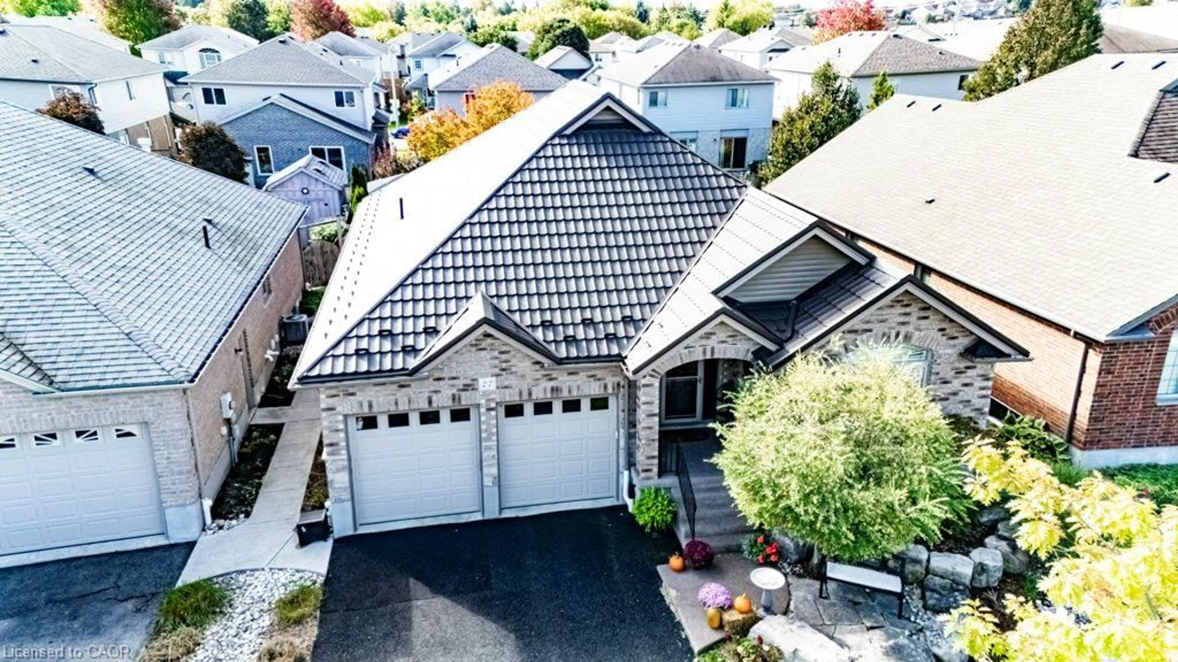 A pic from outside/outdoor area/front of a property/back of a property/a pic from drone, street for 27 Coral Gables Cres, Elmira Ontario N3B 3P4