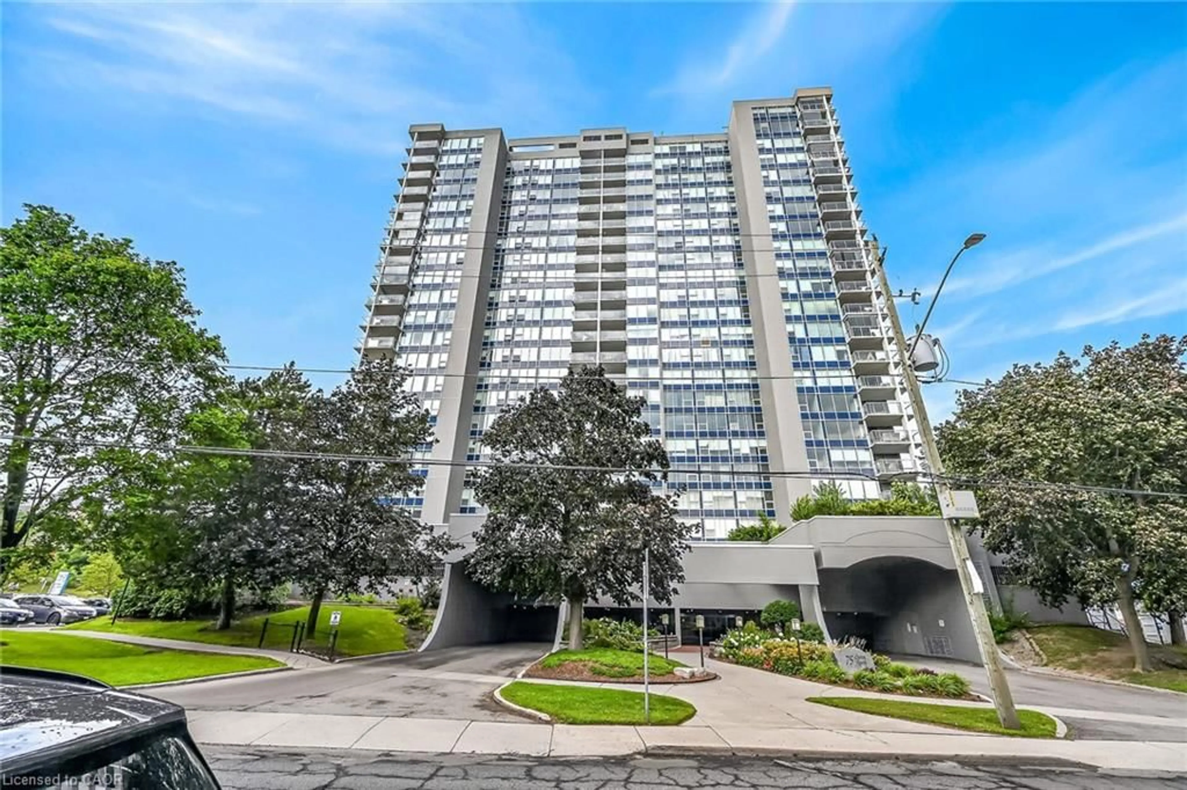Indoor foyer for 75 Queen St #808, Hamilton Ontario L8R 3J3