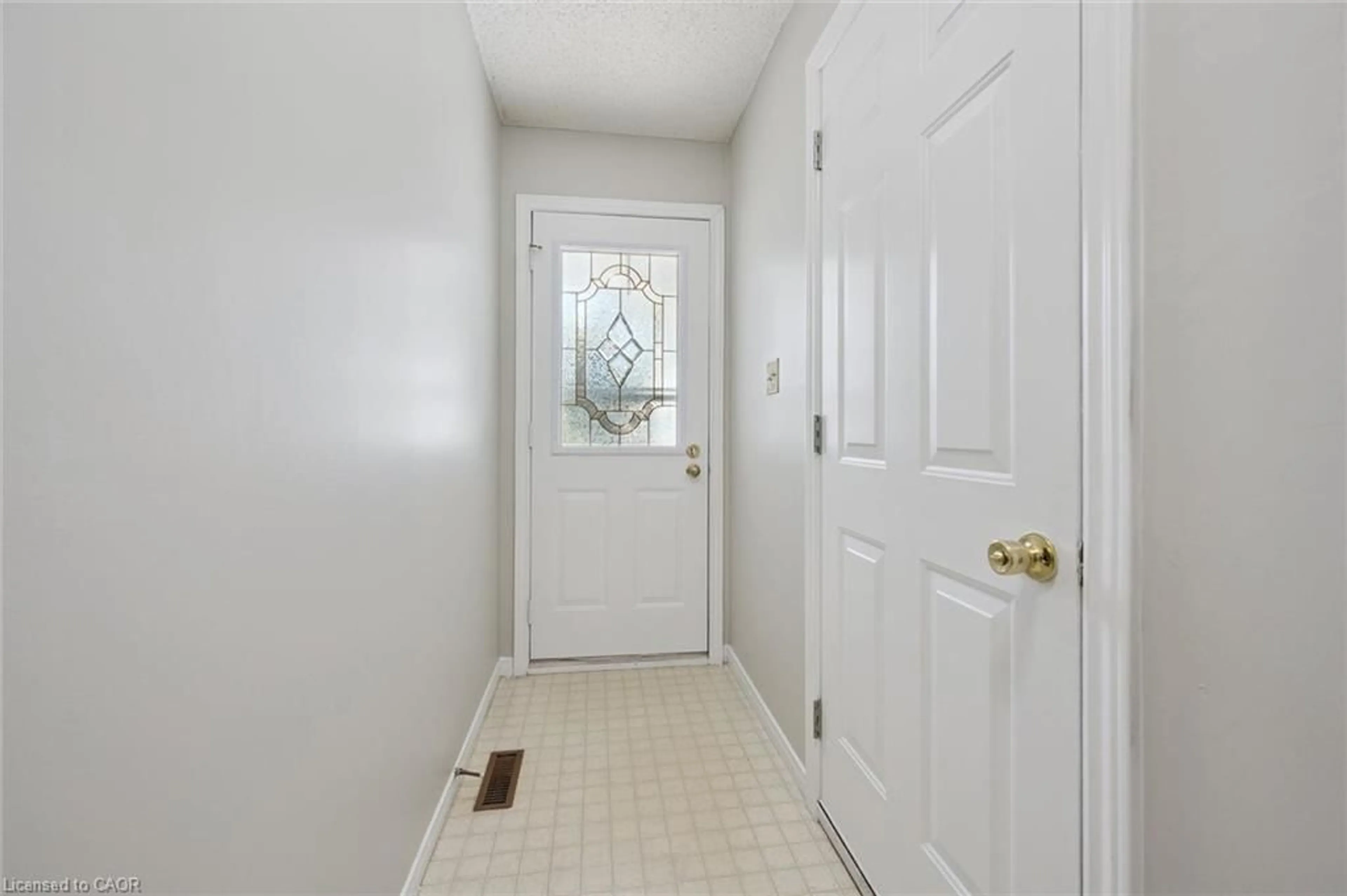 Indoor entryway for 512 Thorndale Dr, Waterloo Ontario N2T 2A2