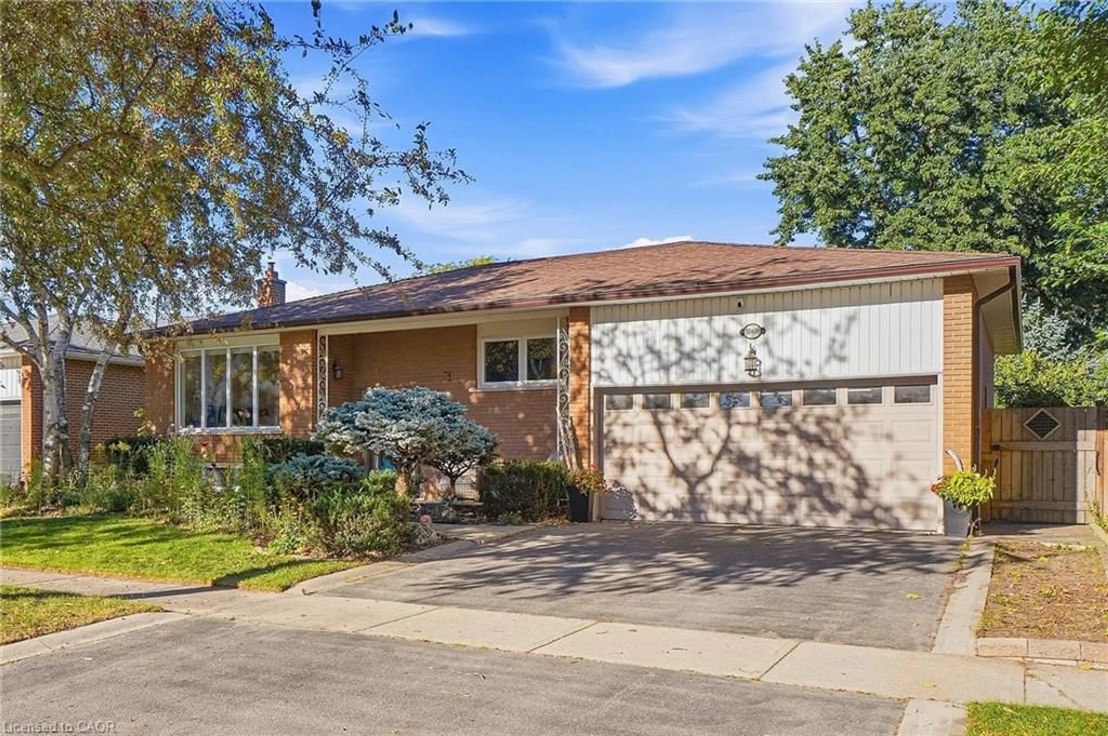Home with brick exterior material, street for 1060 Dowland Cres, Burlington Ontario L7T 4C8