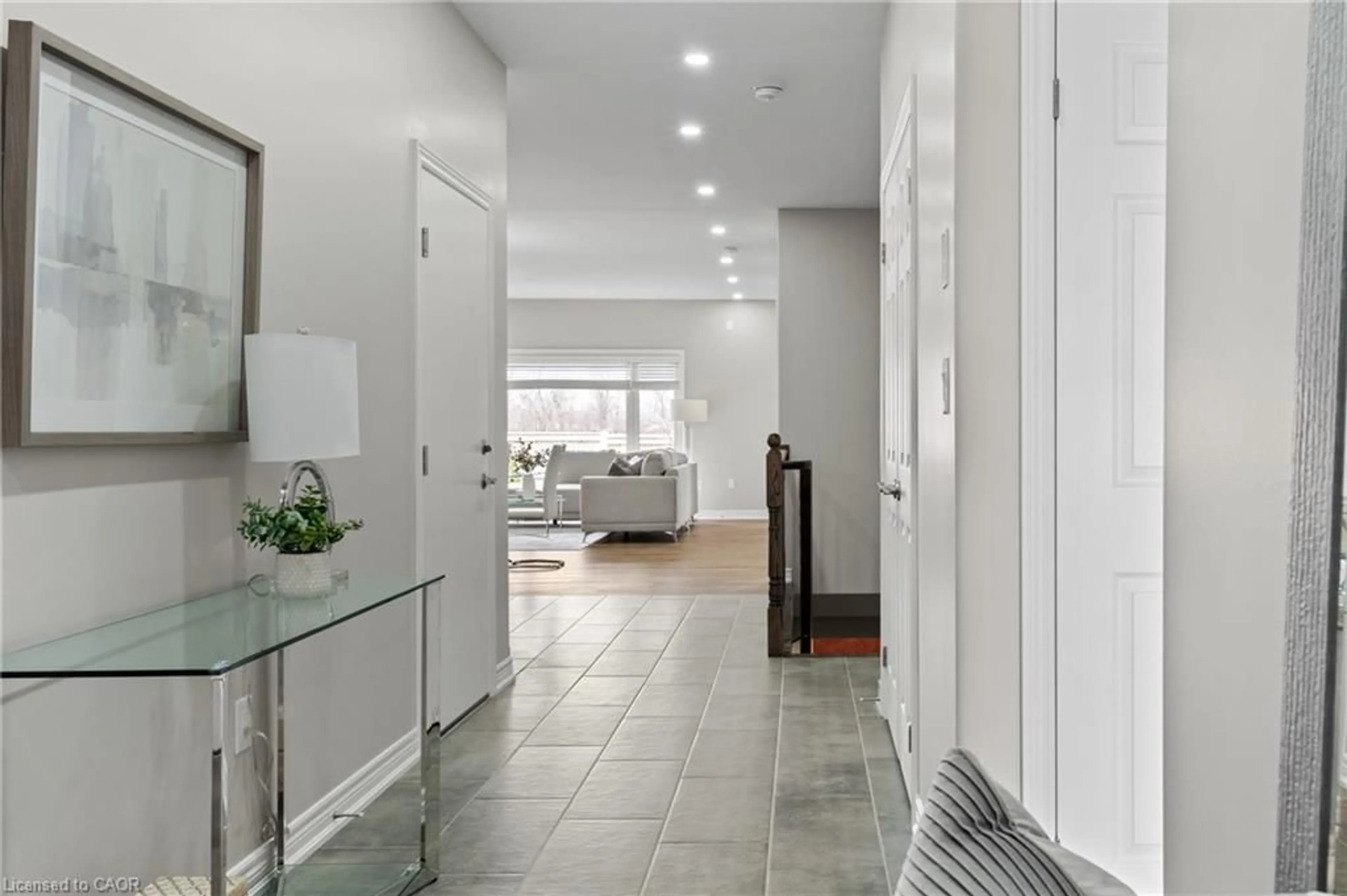 Indoor foyer for 7138 Parsa St #7, Niagara Falls Ontario L2H 3W1