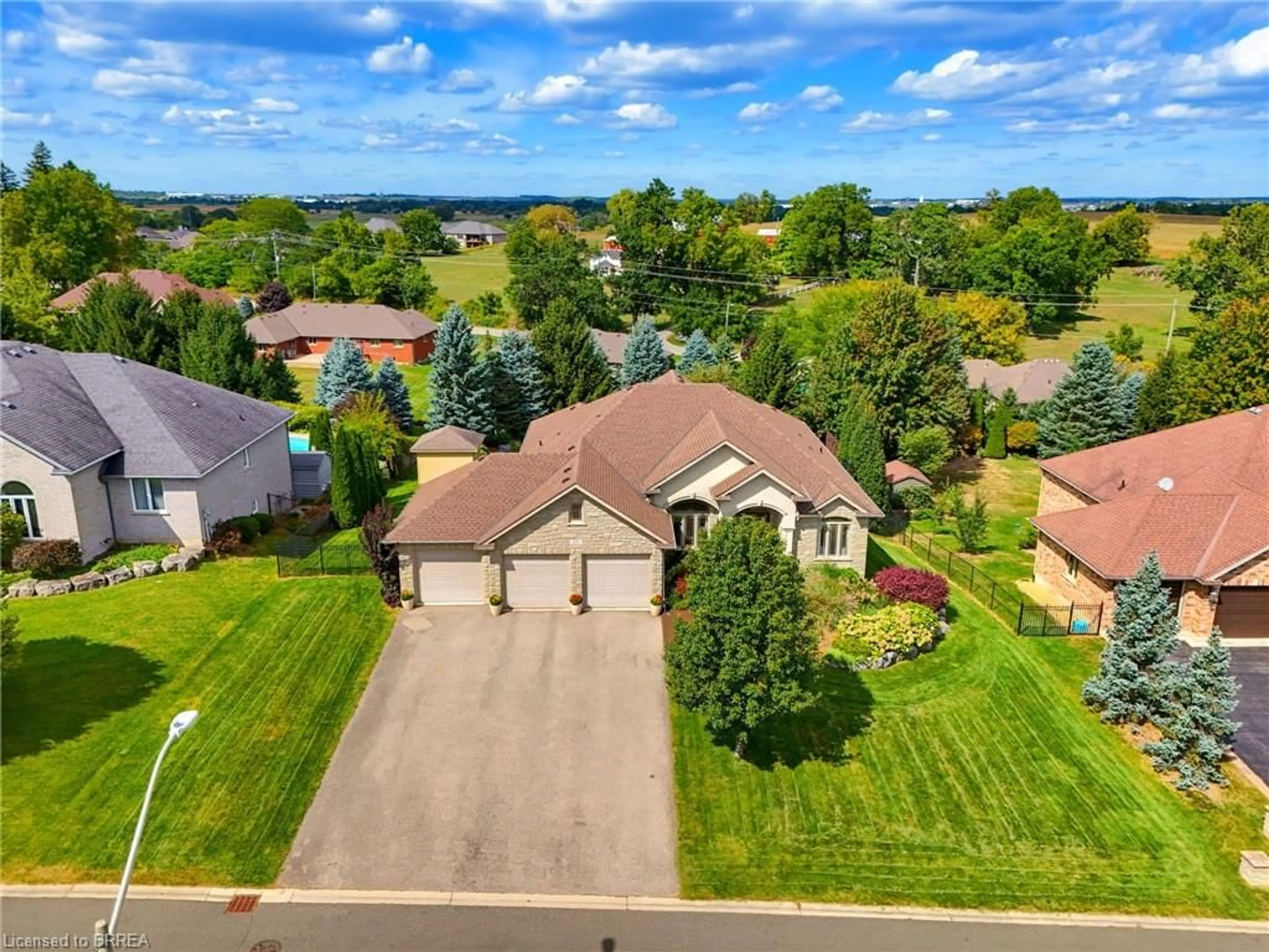 A pic from outside/outdoor area/front of a property/back of a property/a pic from drone, street for 29 Farrow Rd, Brantford Ontario N3T 0M4
