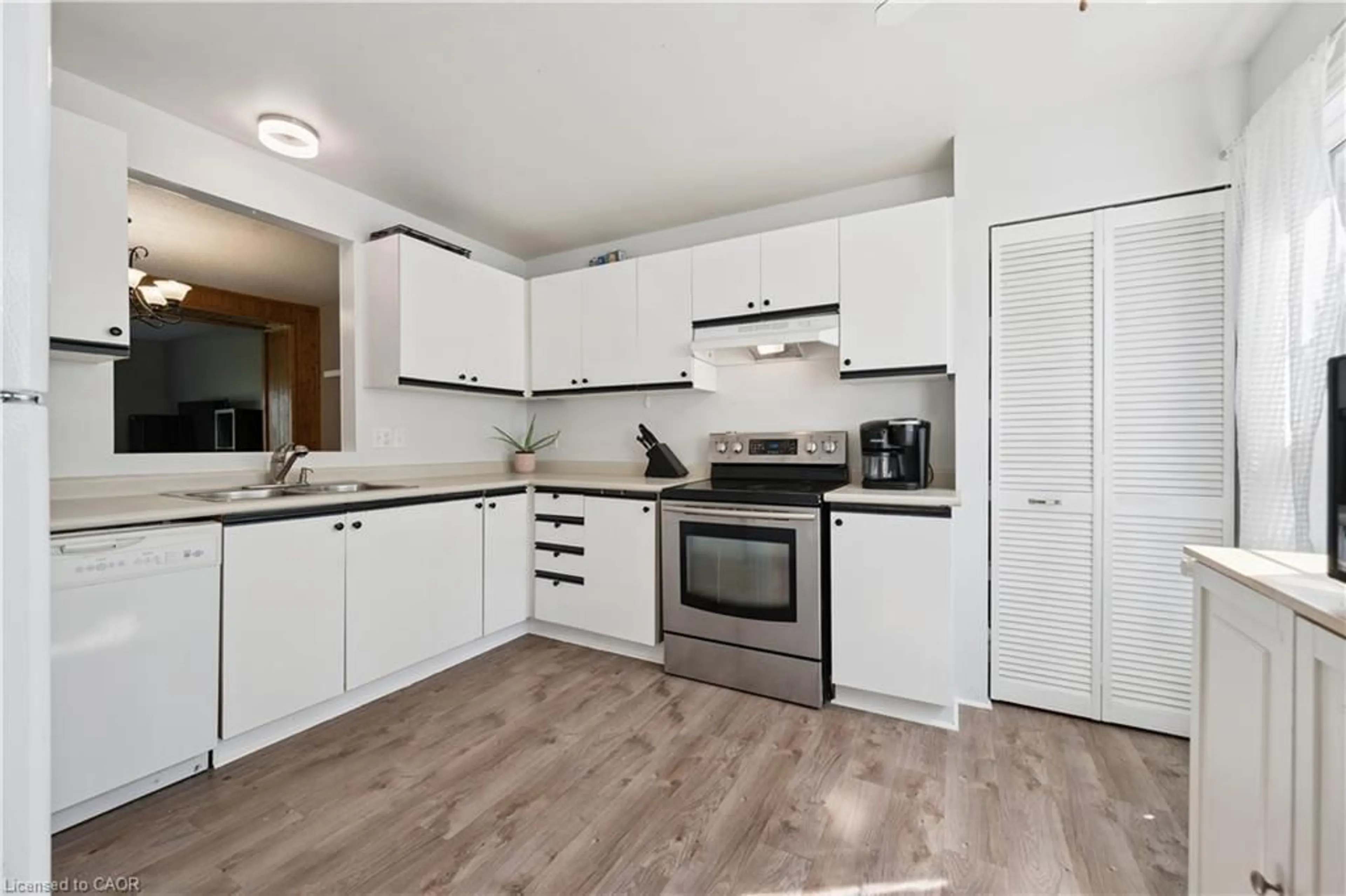 Standard kitchen, wood/laminate floor for 26 Poplar Dr #39, Cambridge Ontario N3C 4A4