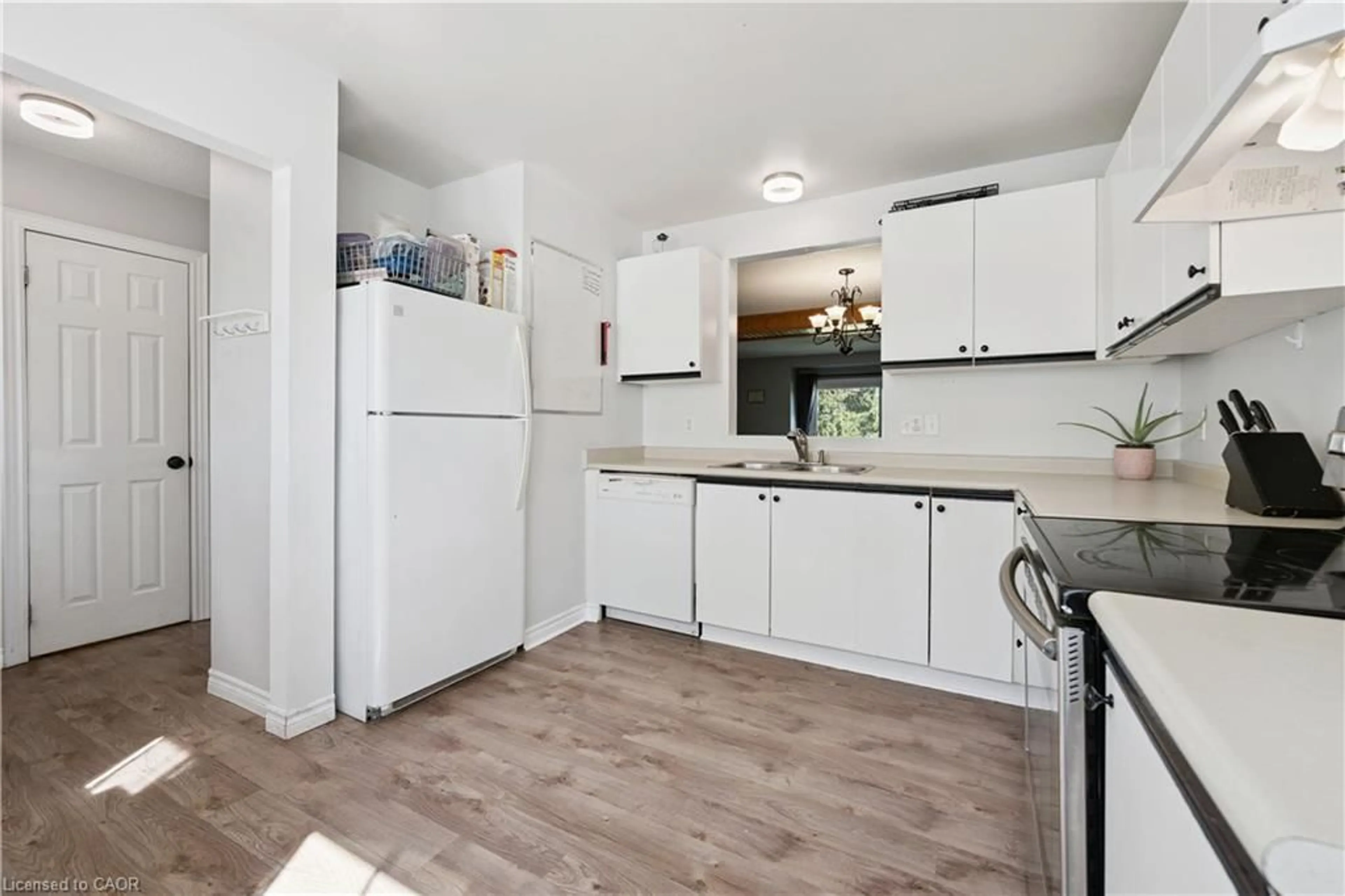 Standard kitchen, unknown for 26 Poplar Dr #39, Cambridge Ontario N3C 4A4
