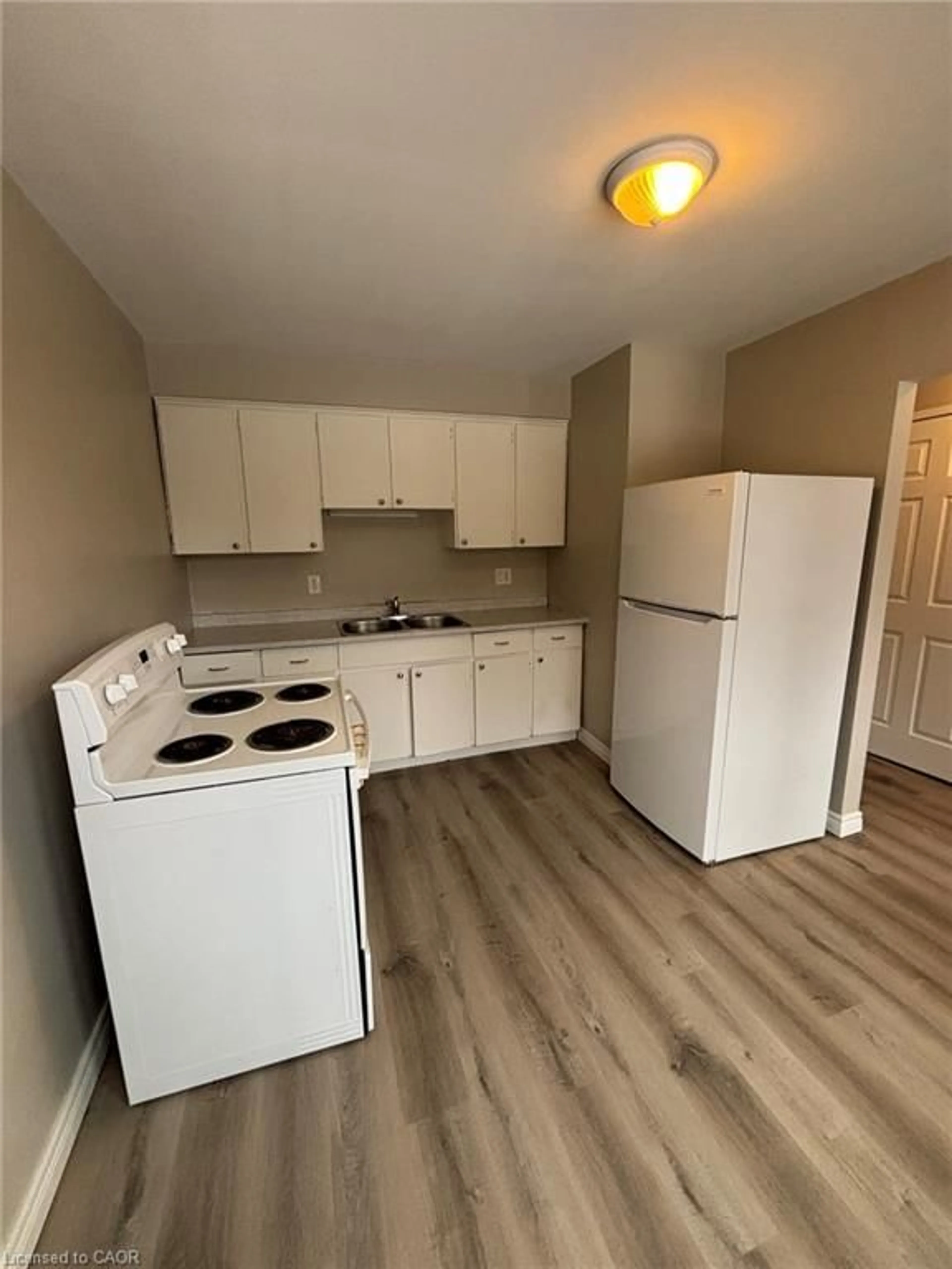 Standard kitchen, unknown for 716 Indian Rd, Sarnia Ontario N7T 7H1