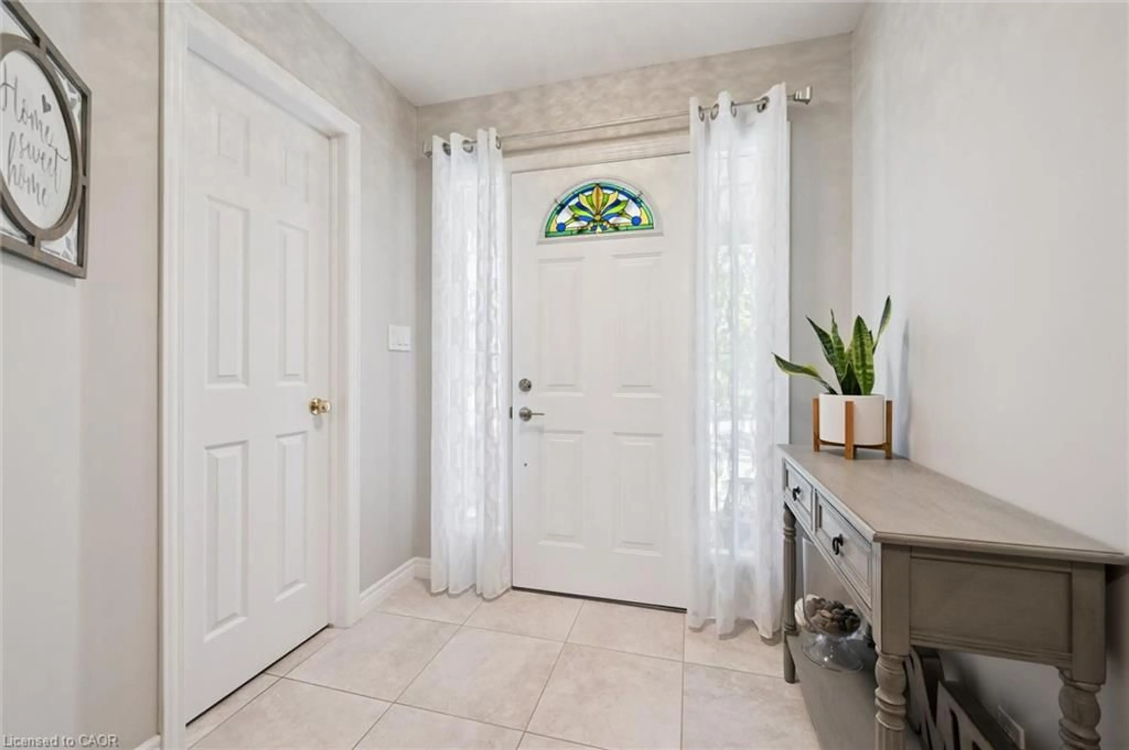 Indoor entryway for 642 Interlaken Dr, Waterloo Ontario N2T 2Y5