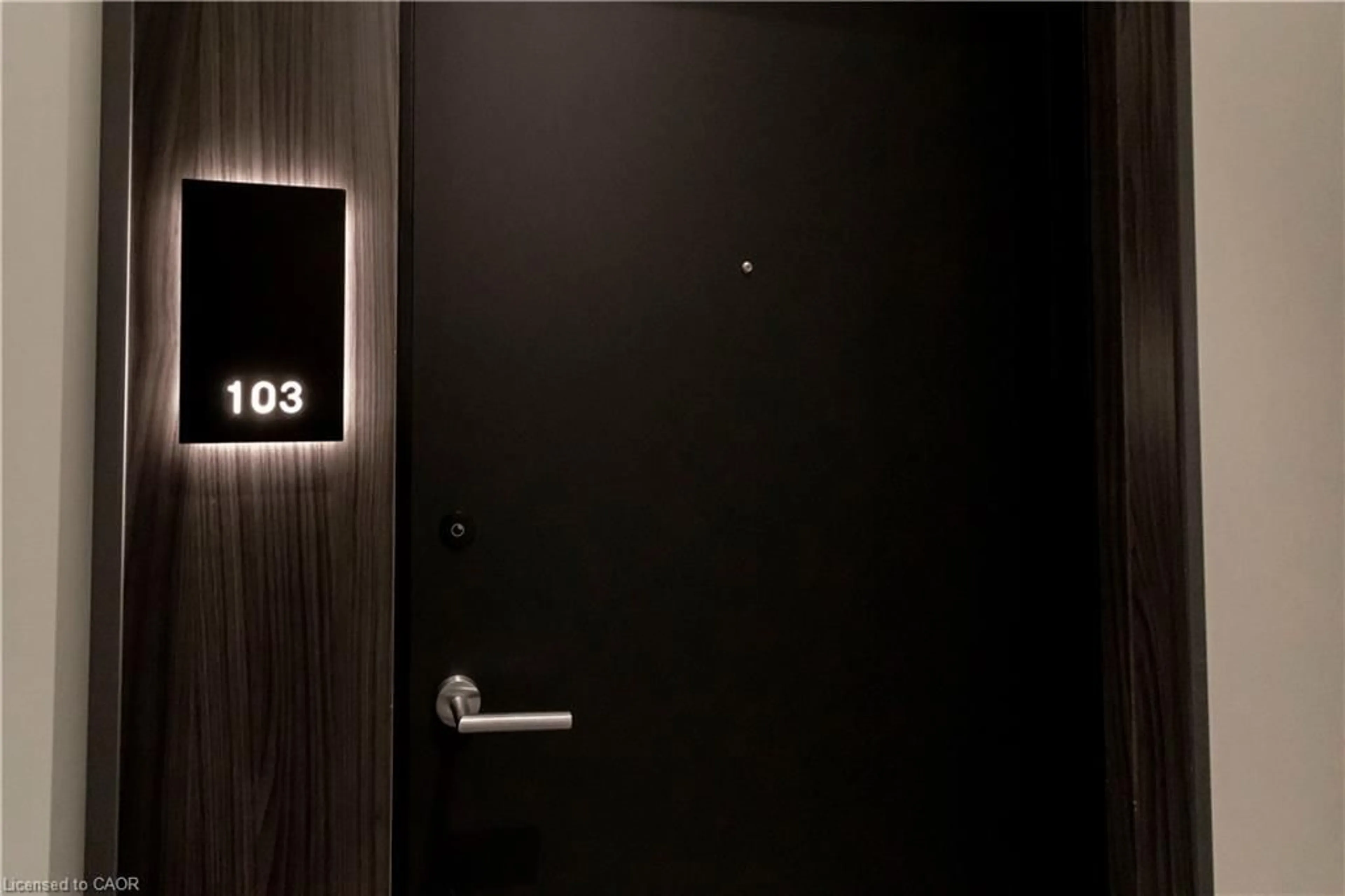 Indoor foyer for 15 Wellington St #103, Kitchener Ontario N2G 0E4