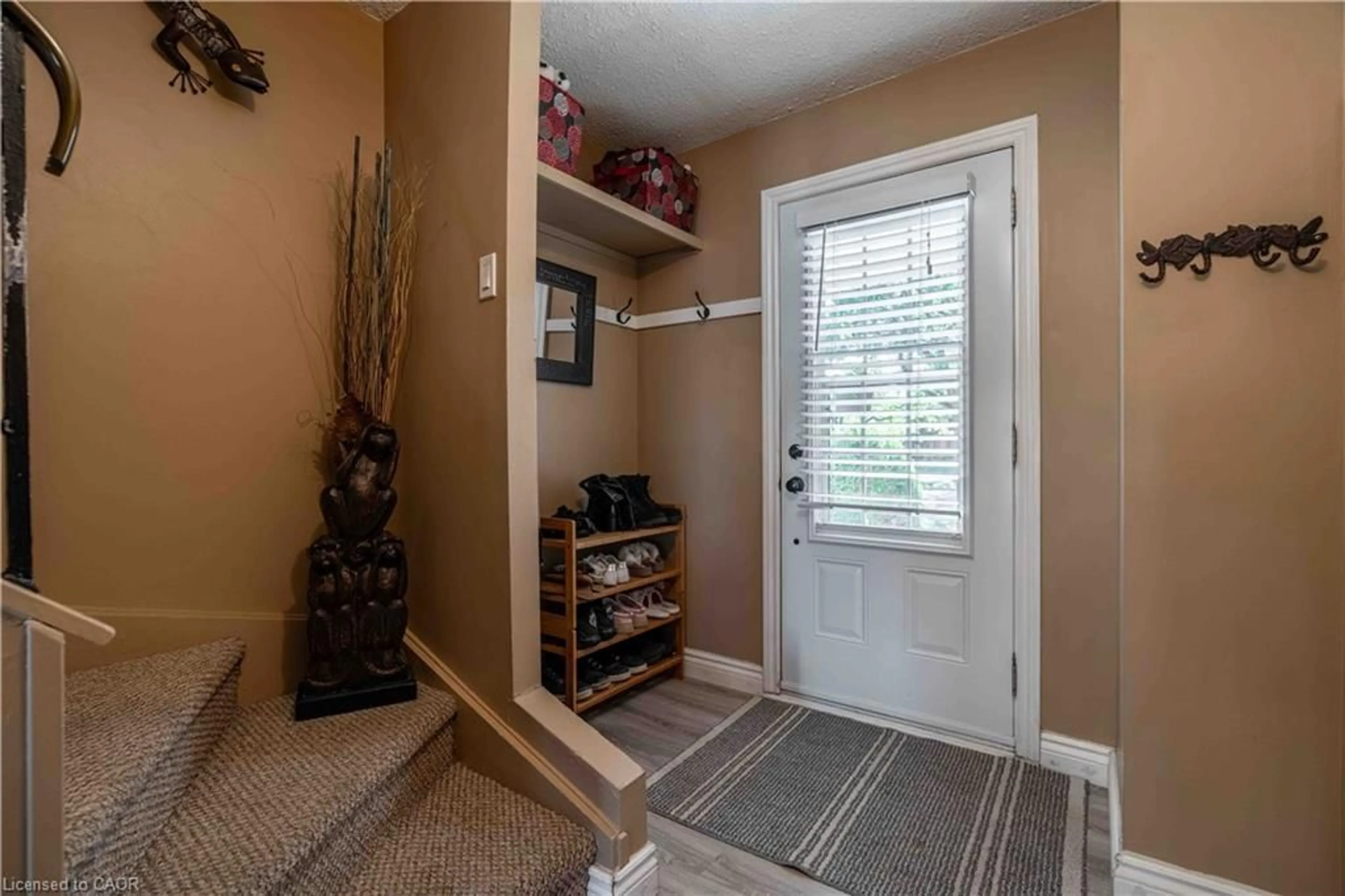 Indoor entryway for 98 Memorial Ave, Stoney Creek Ontario L8G 4C7