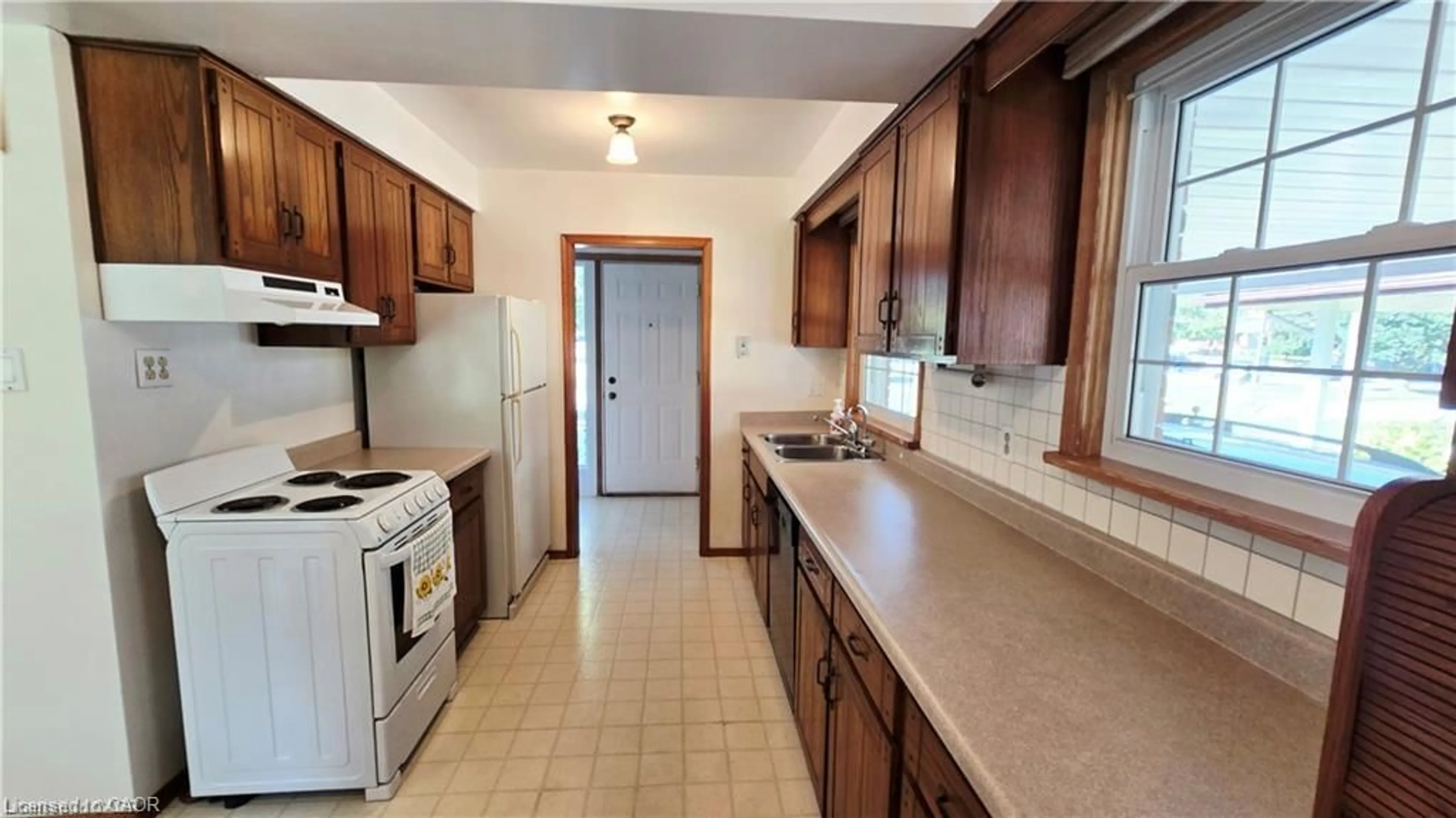 Standard kitchen, ceramic/tile floor for 627 Krug St, Kitchener Ontario N2B 1L9
