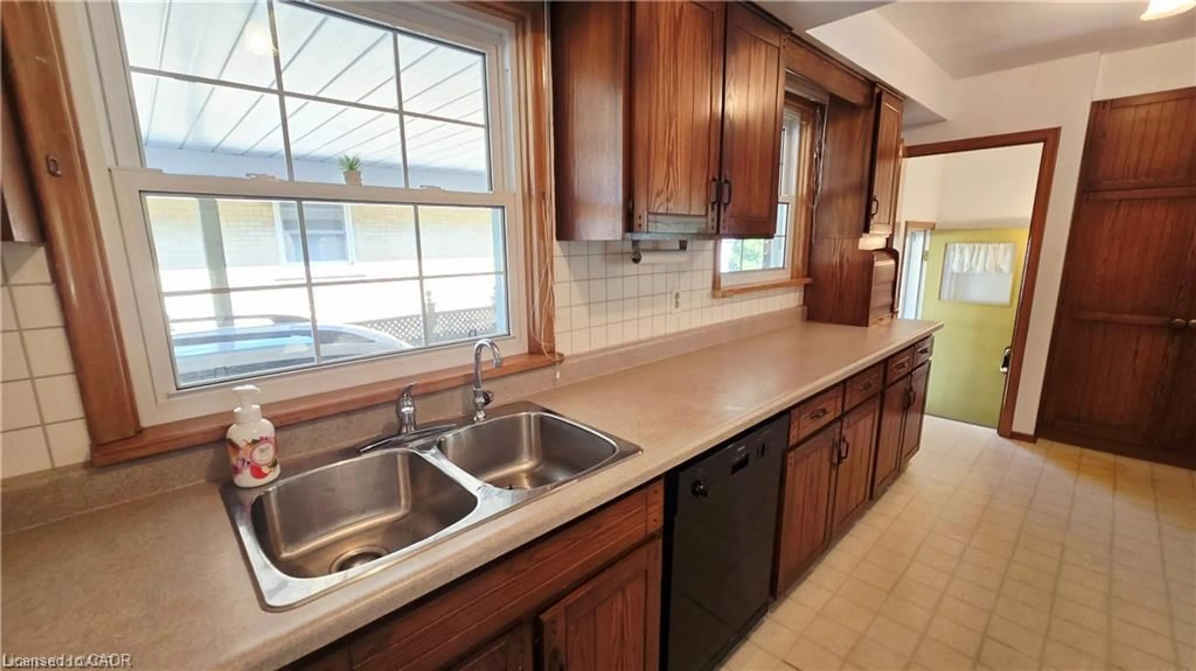 Standard kitchen, ceramic/tile floor for 627 Krug St, Kitchener Ontario N2B 1L9