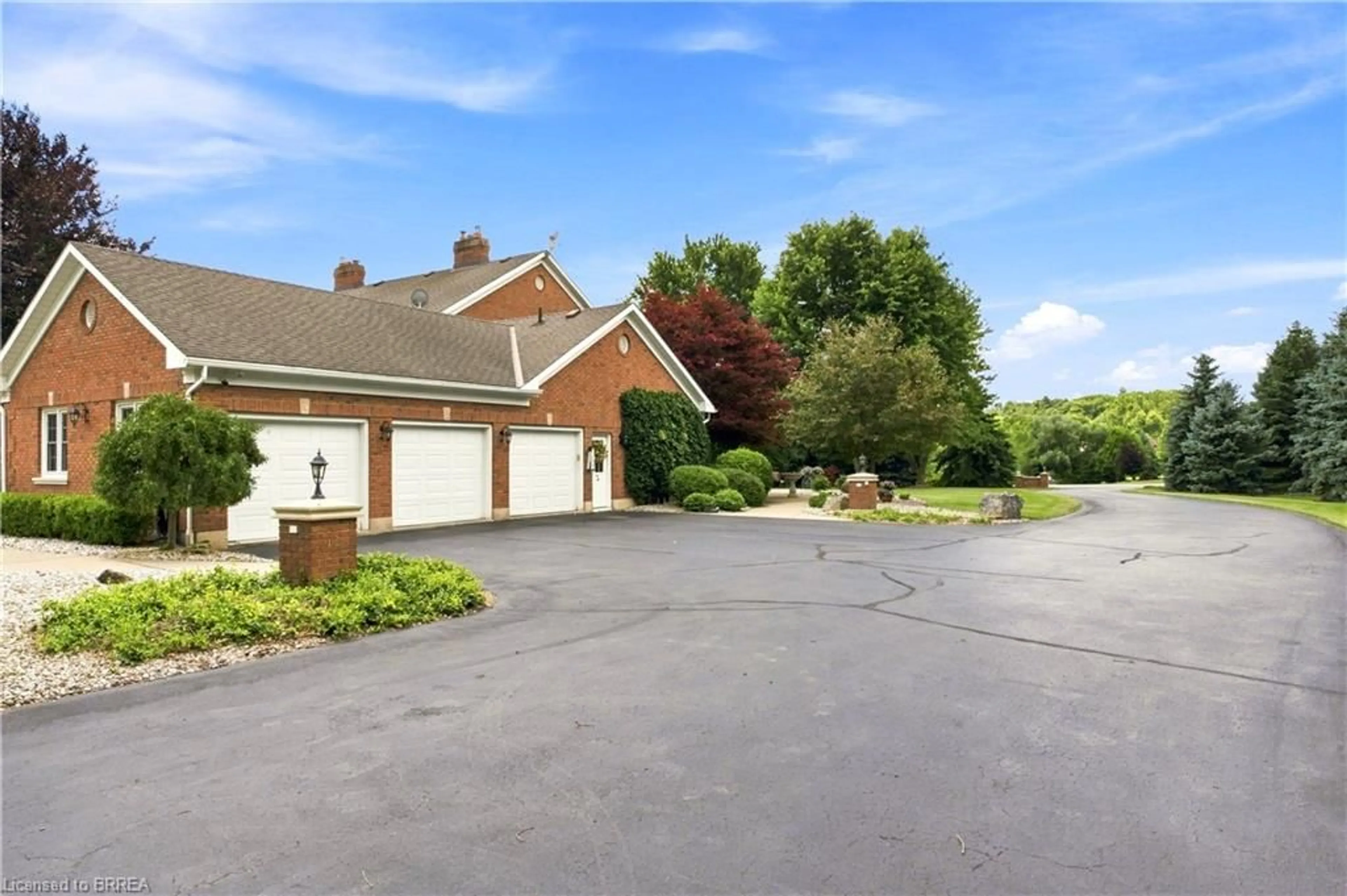 A pic from outside/outdoor area/front of a property/back of a property/a pic from drone, unknown for 6 Hickory Hollow, Brant County Ontario N0E 1N0
